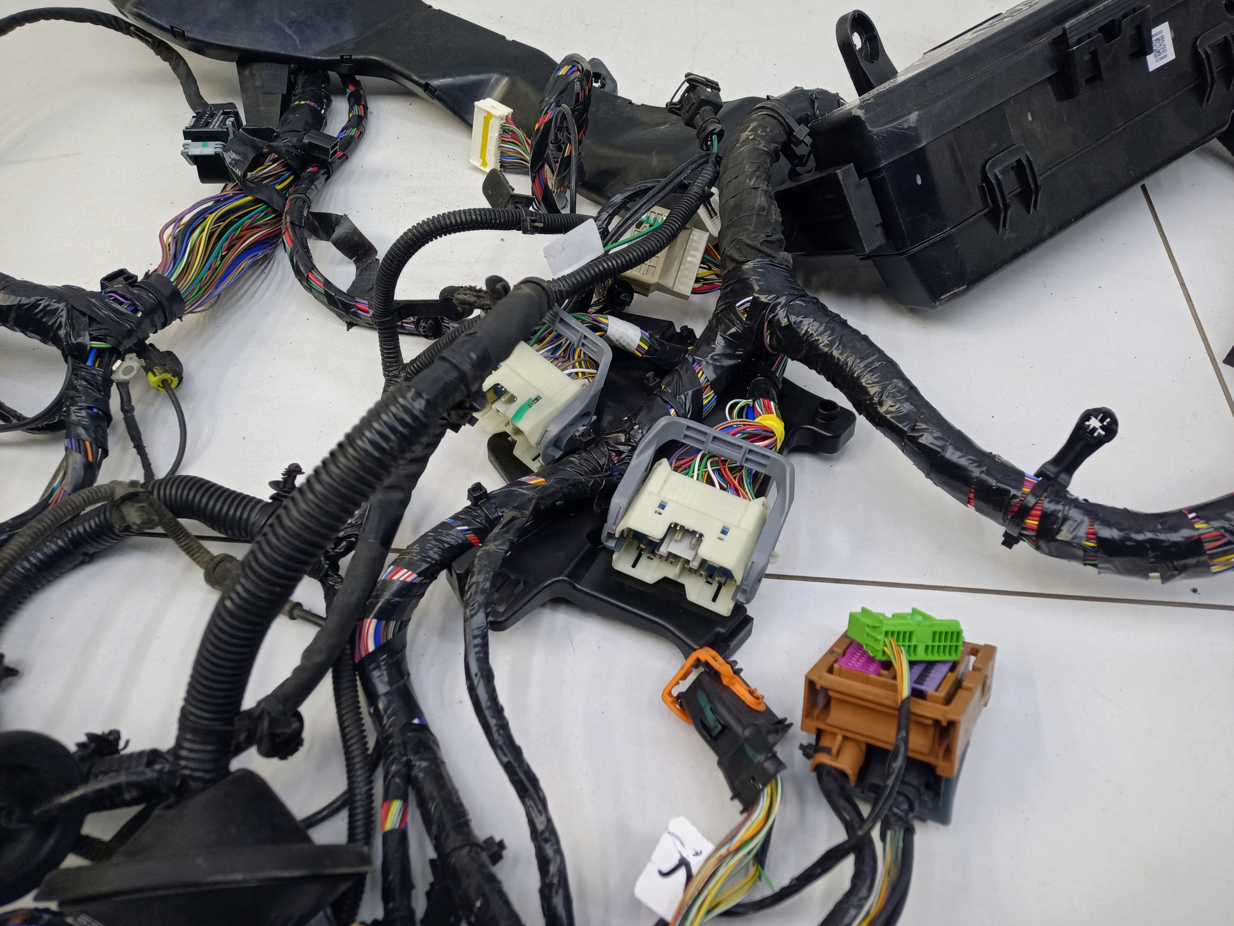 Проводка салона Geely Monjaro