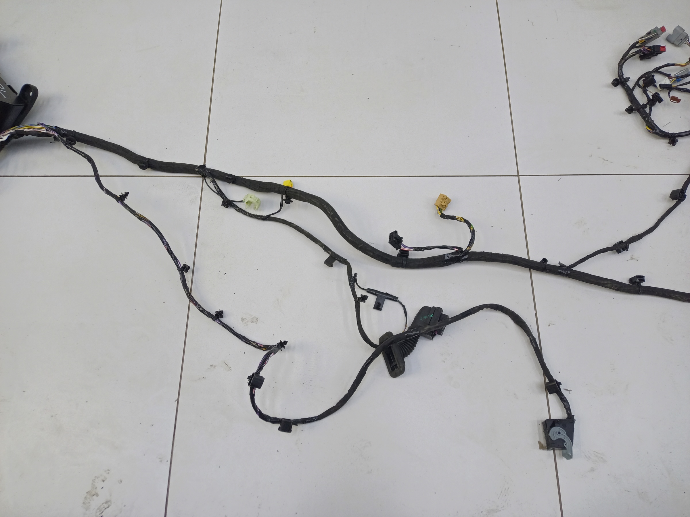 Проводка салона Geely Monjaro