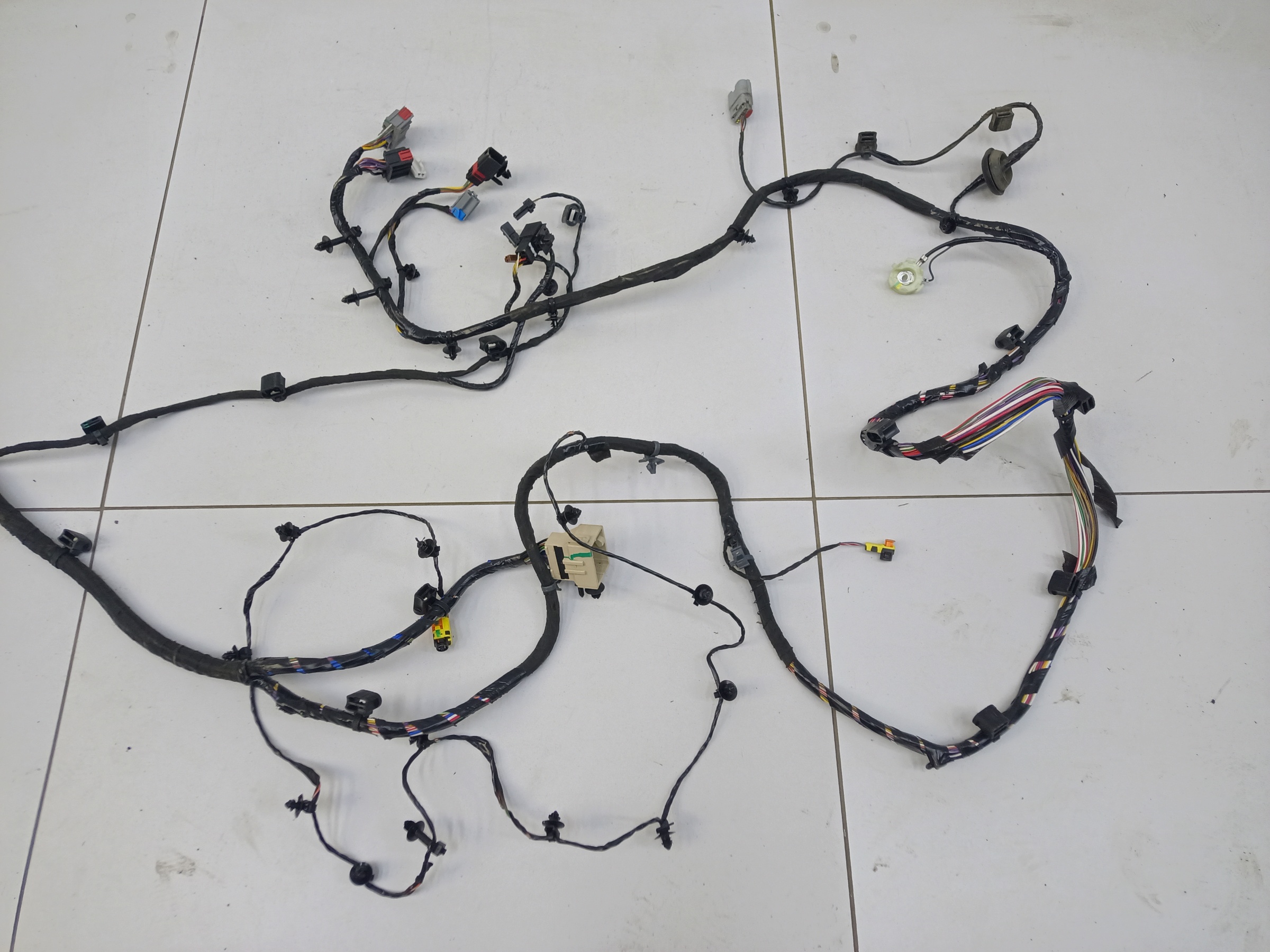 Проводка салона Geely Monjaro