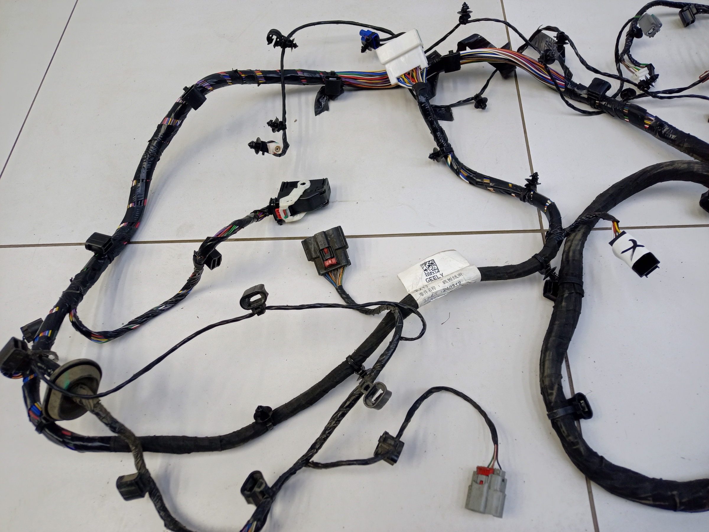 Проводка салона Geely Monjaro