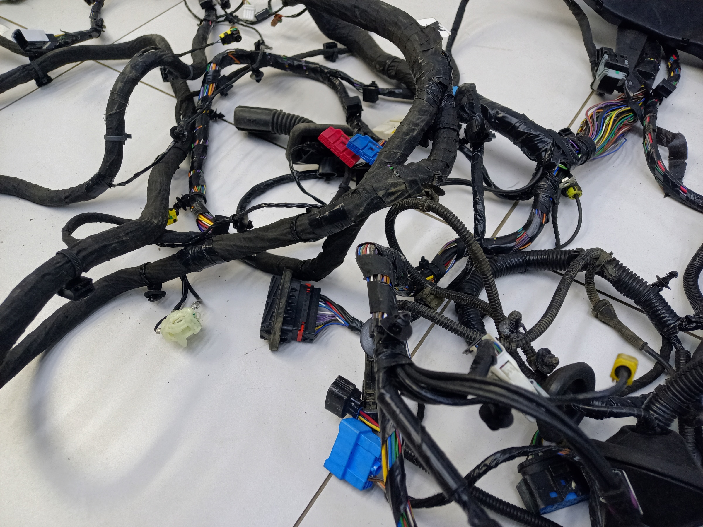 Проводка салона Geely Monjaro