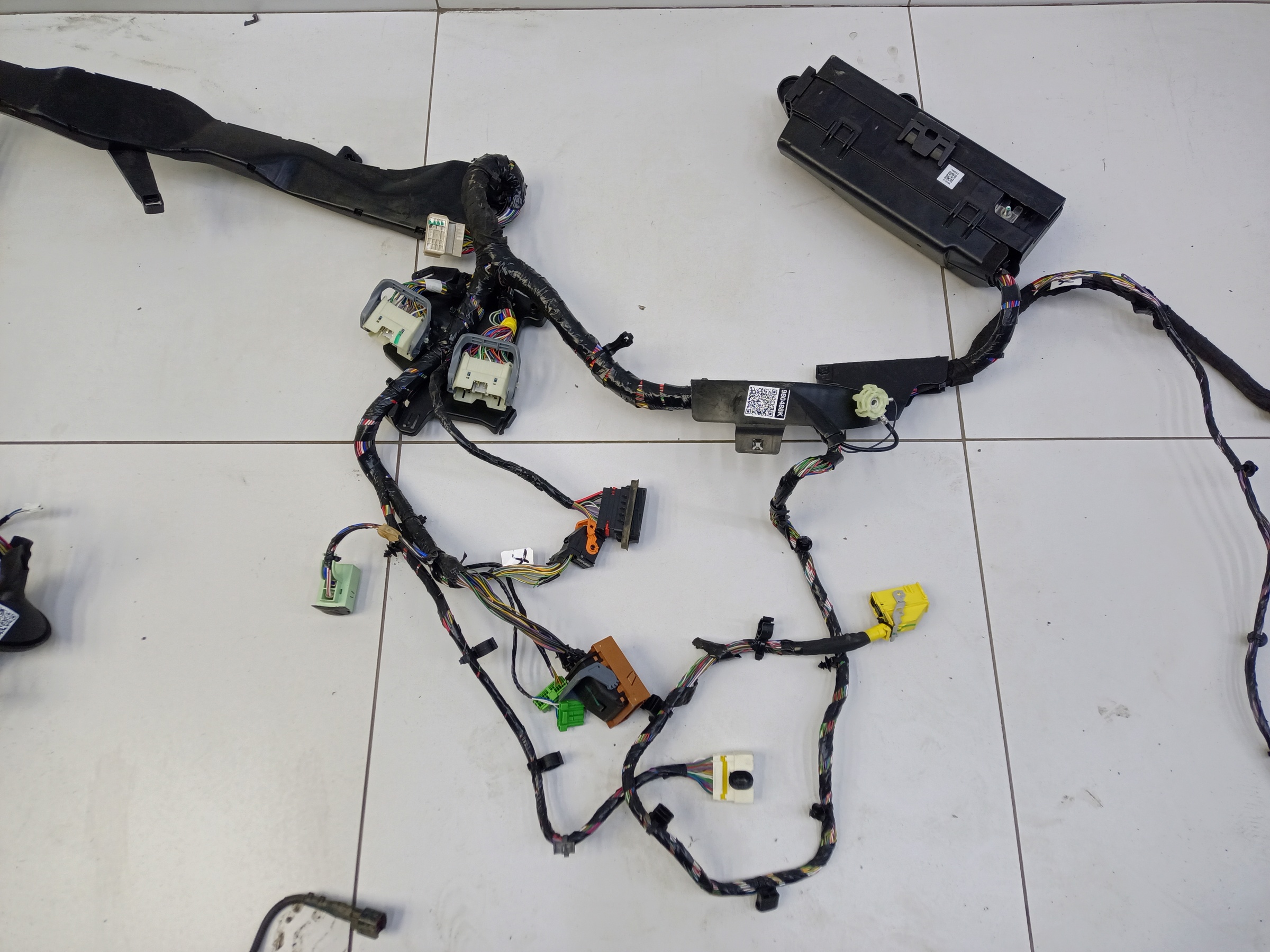 Проводка салона Geely Monjaro