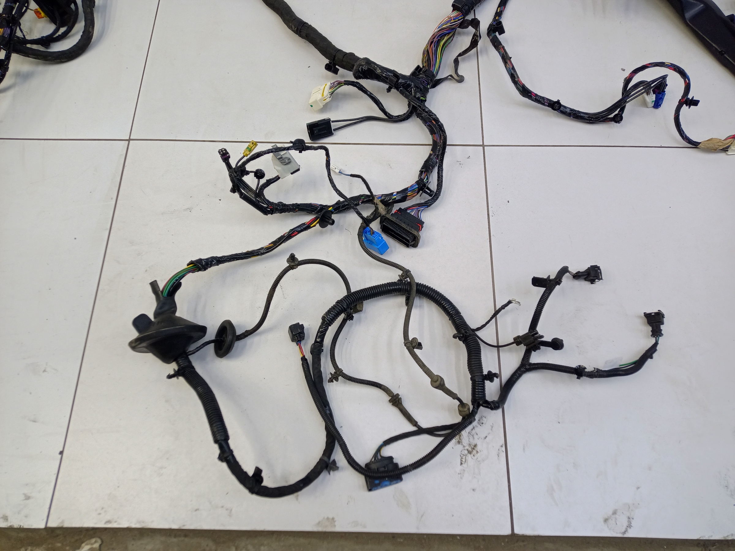 Проводка салона Geely Monjaro