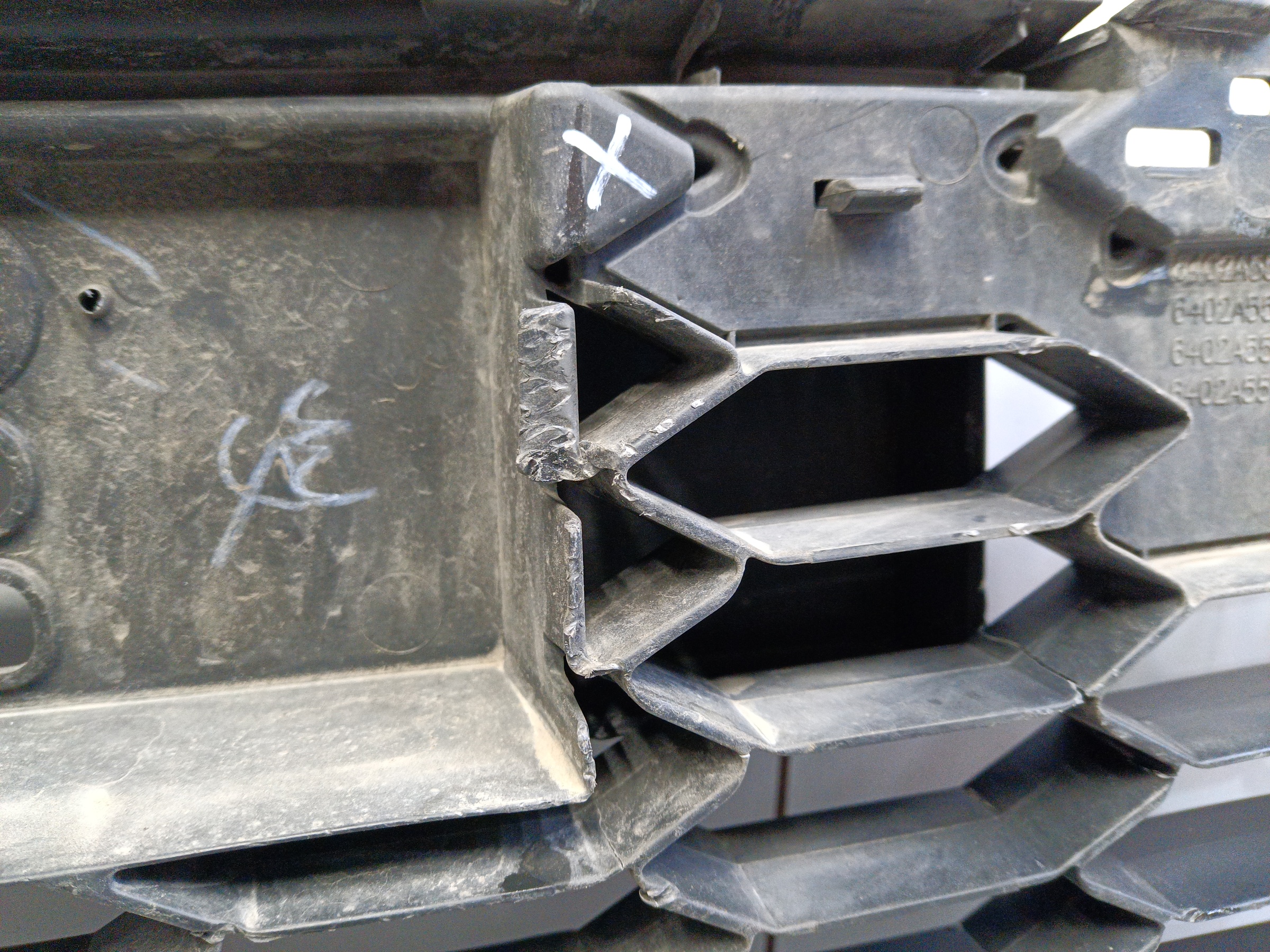 Решетка переднего бампера Mitsubishi Pajero Sport 3