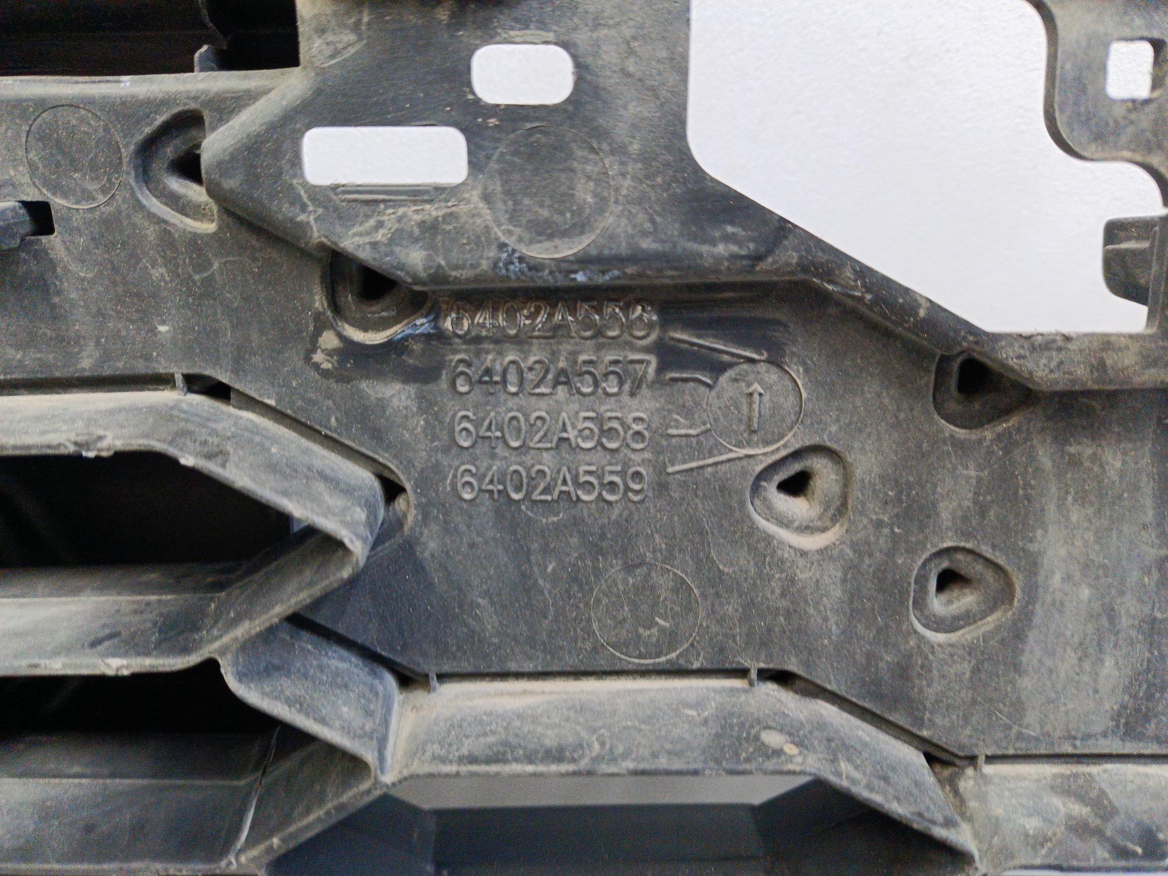 Решетка переднего бампера Mitsubishi Pajero Sport 3