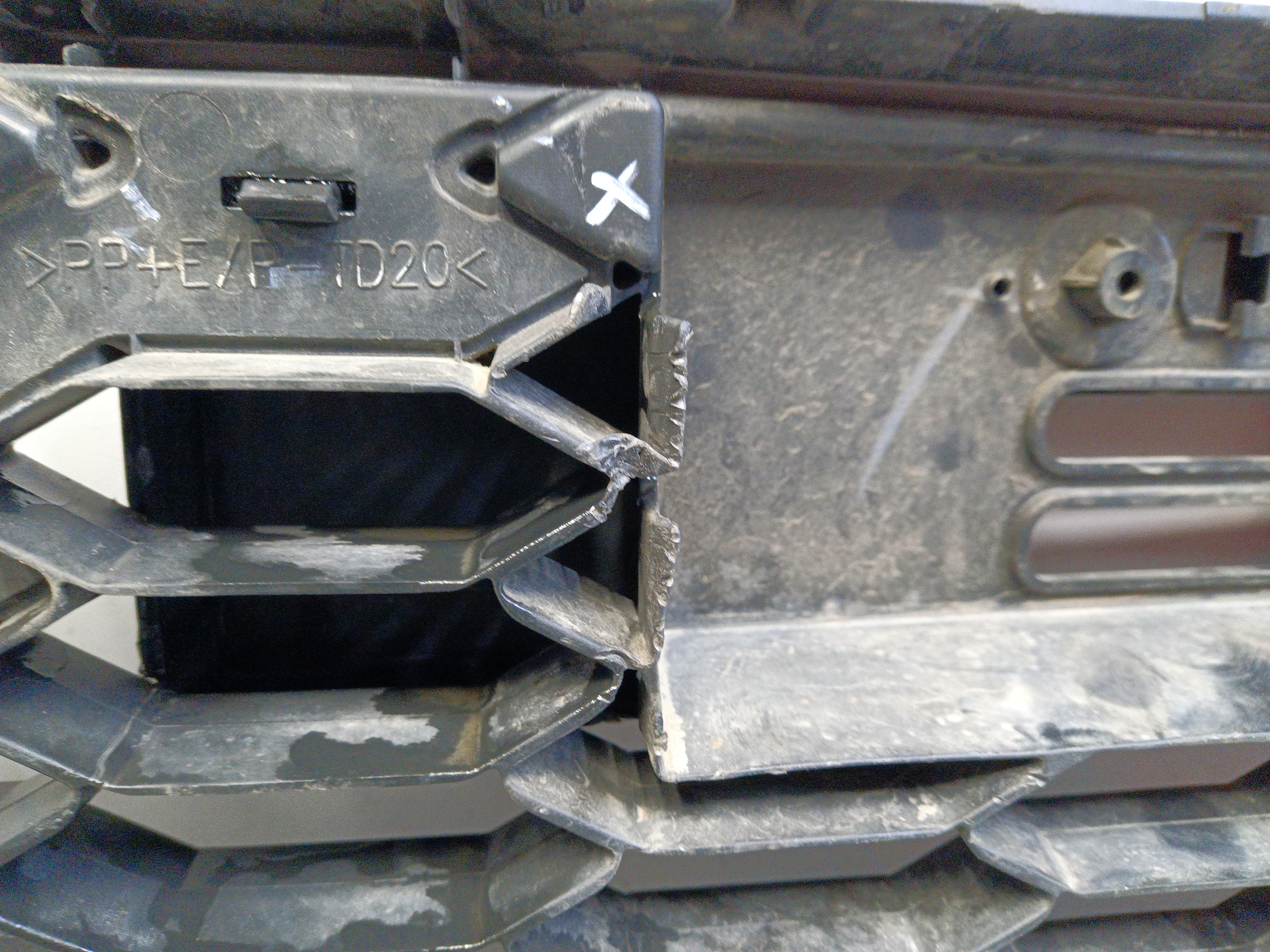 Решетка переднего бампера Mitsubishi Pajero Sport 3