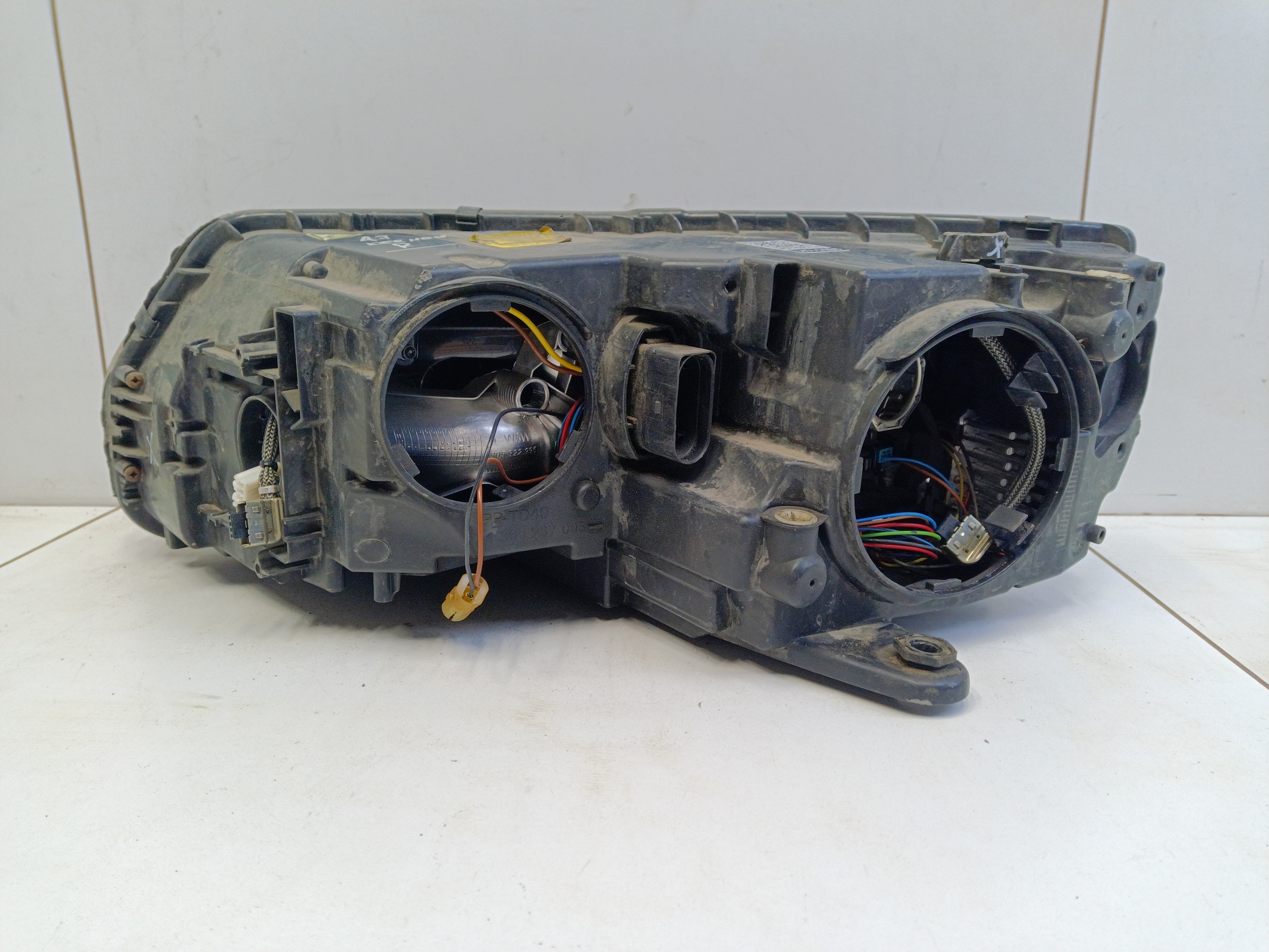 Фара передняя правая Skoda Octavia A7 ксенон