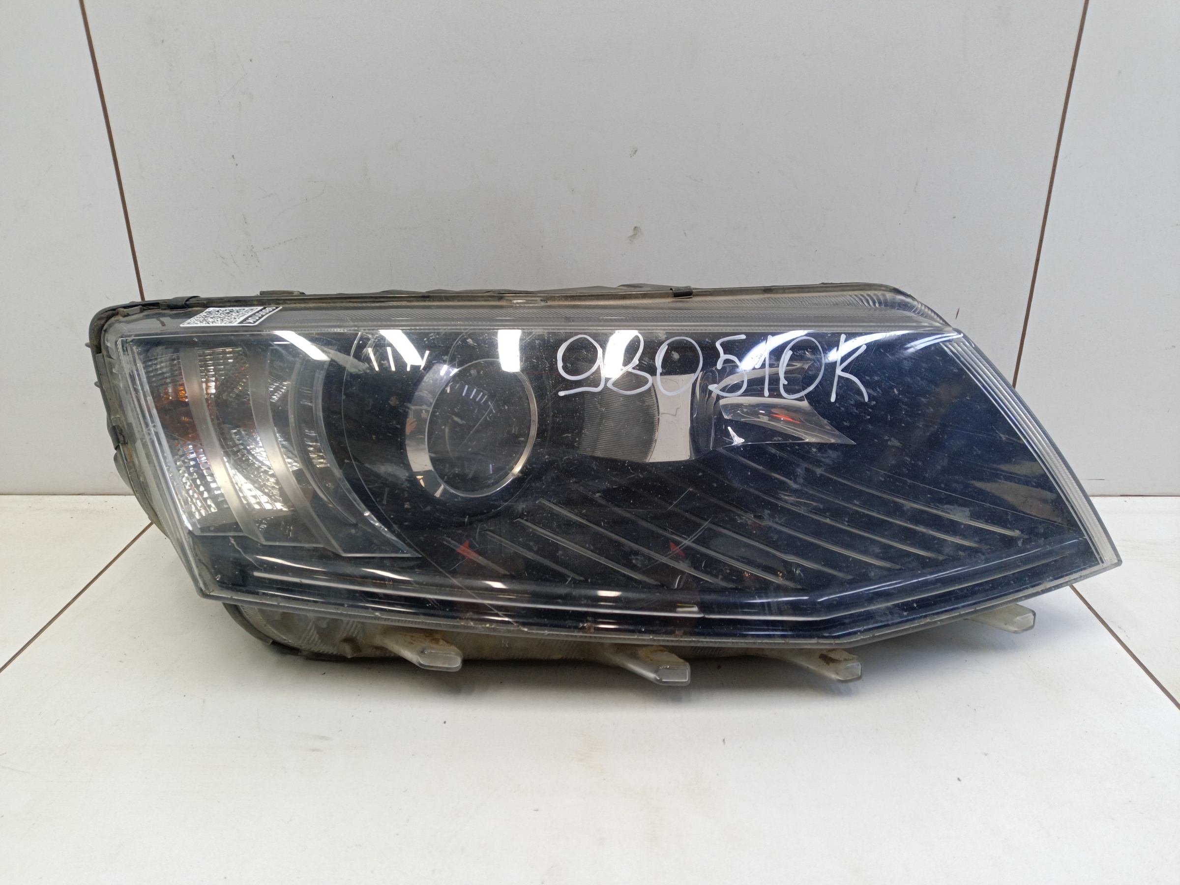 Фара передняя правая Skoda Octavia A7 ксенон