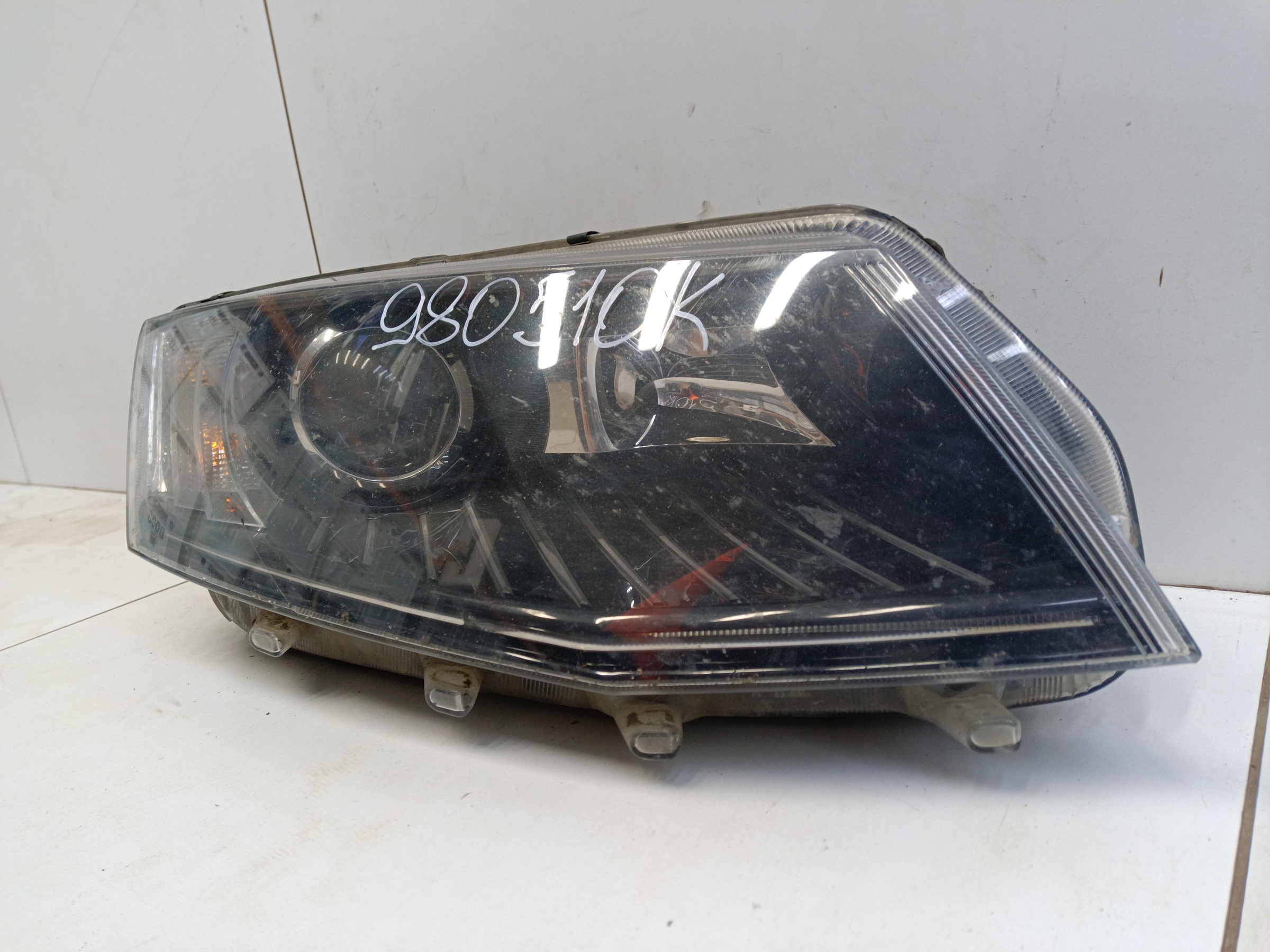 Фара передняя правая Skoda Octavia A7 ксенон
