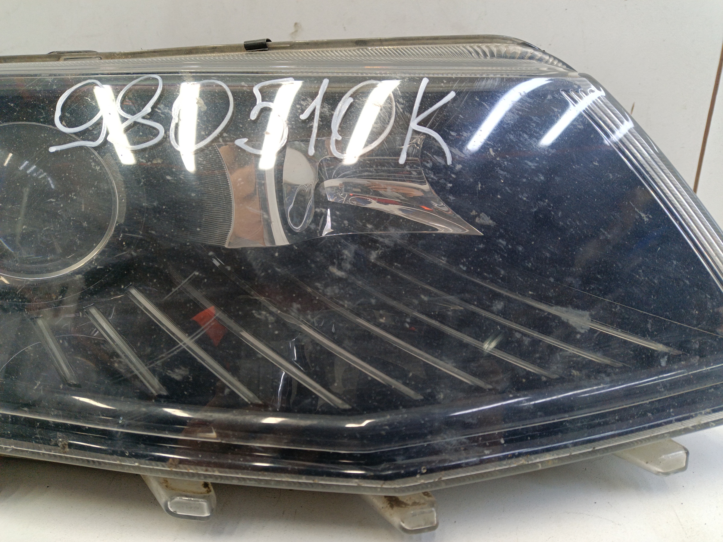 Фара передняя правая Skoda Octavia A7 ксенон