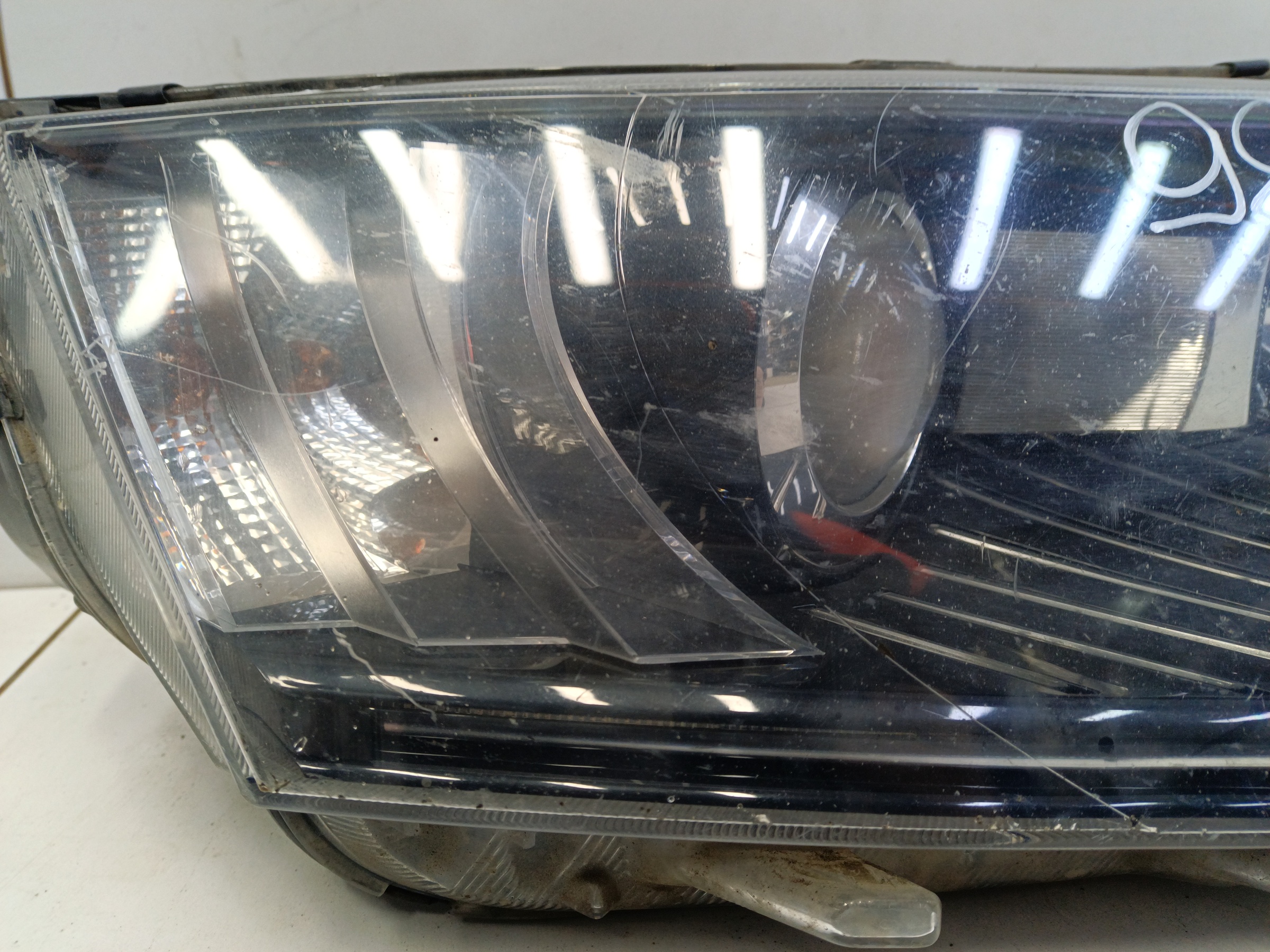 Фара передняя правая Skoda Octavia A7 ксенон