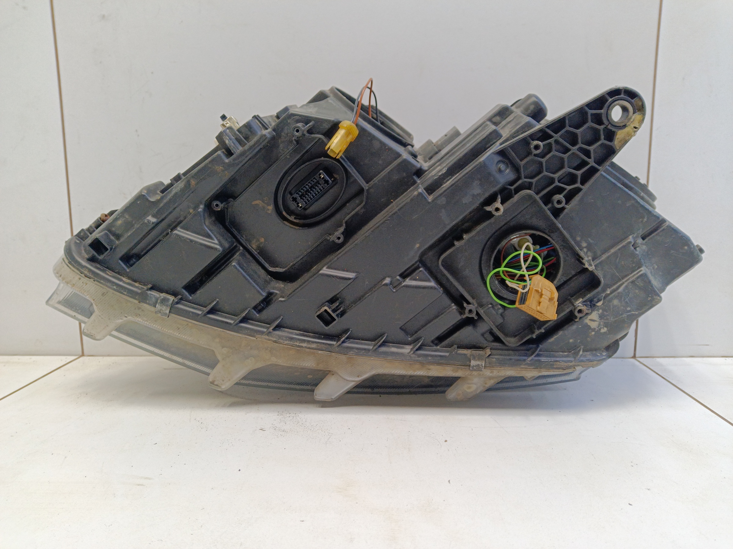 Фара передняя правая Skoda Octavia A7 ксенон