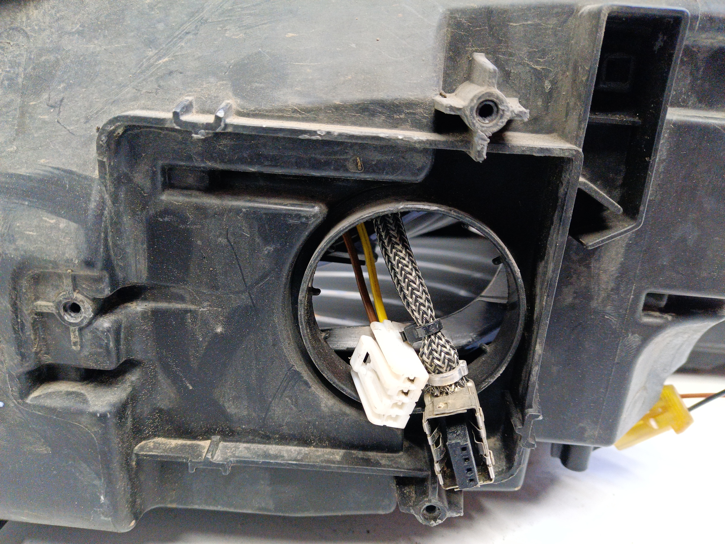 Фара передняя правая Skoda Octavia A7 ксенон