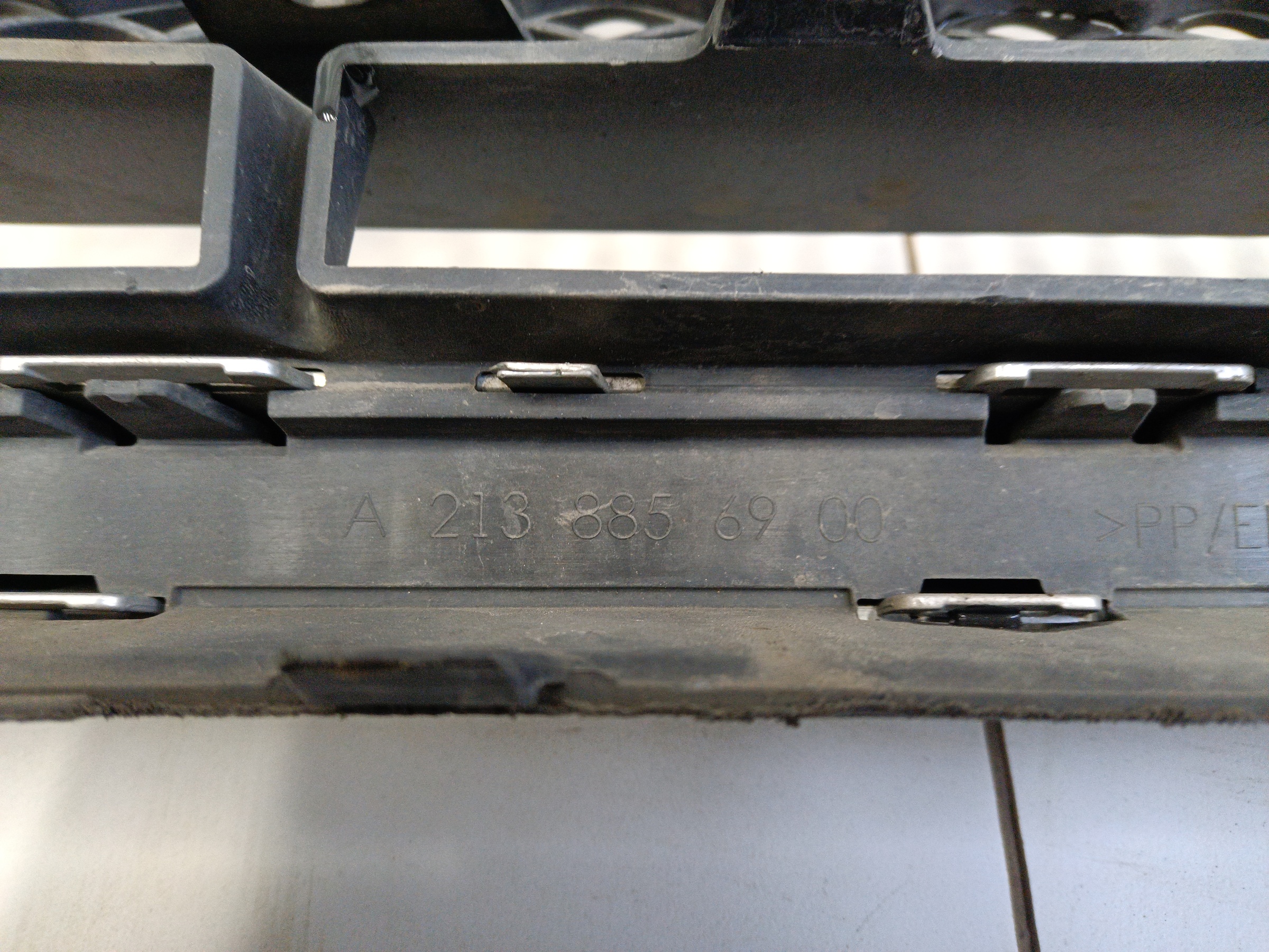 Решетка переднего бампера центральная Mercedes Benz E-klasse W213 AMG