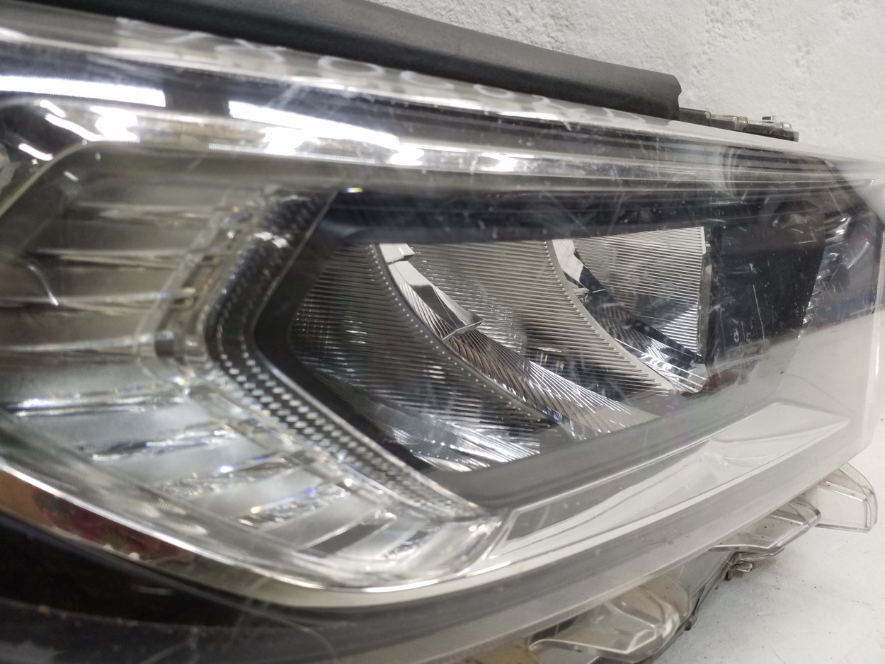 Фара передняя правая Toyota Rav4 XA50 LED