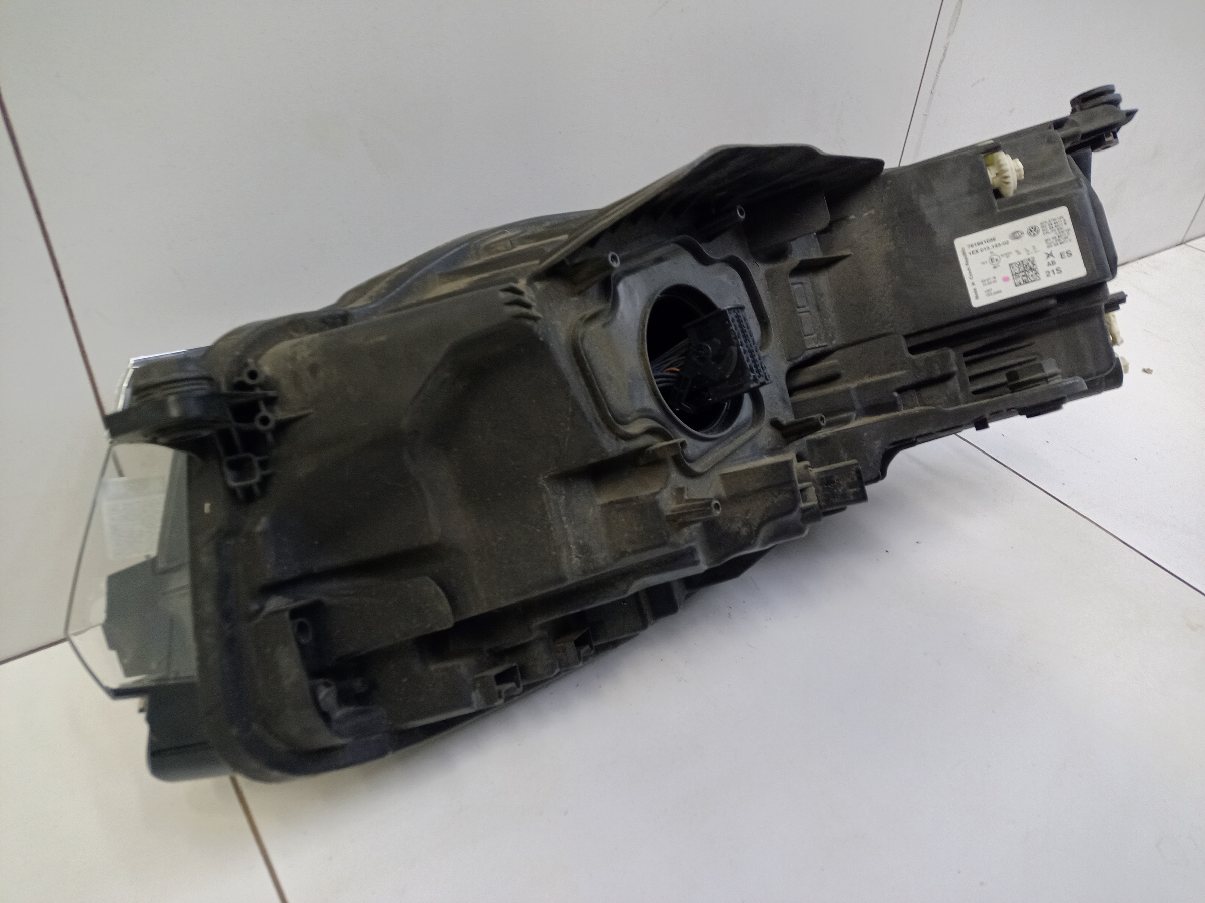 Фара передняя правая Volkswagen Touareg 3 LED