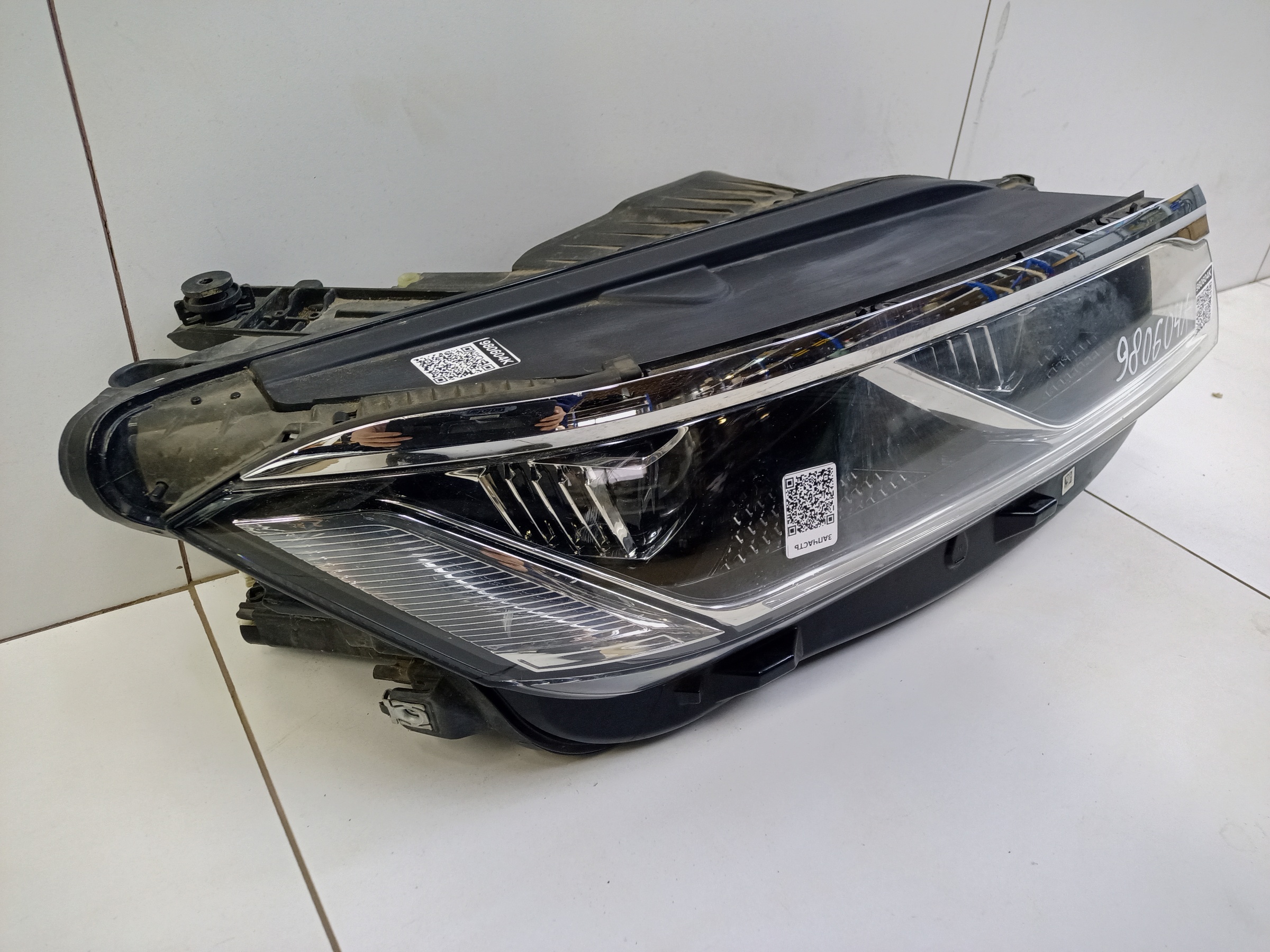 Фара передняя правая Volkswagen Touareg 3 LED