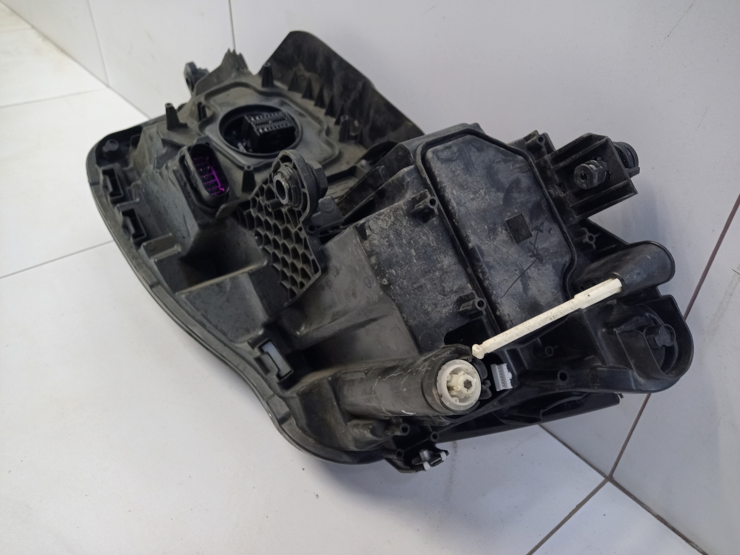 Фара передняя правая Volkswagen Touareg 3 LED