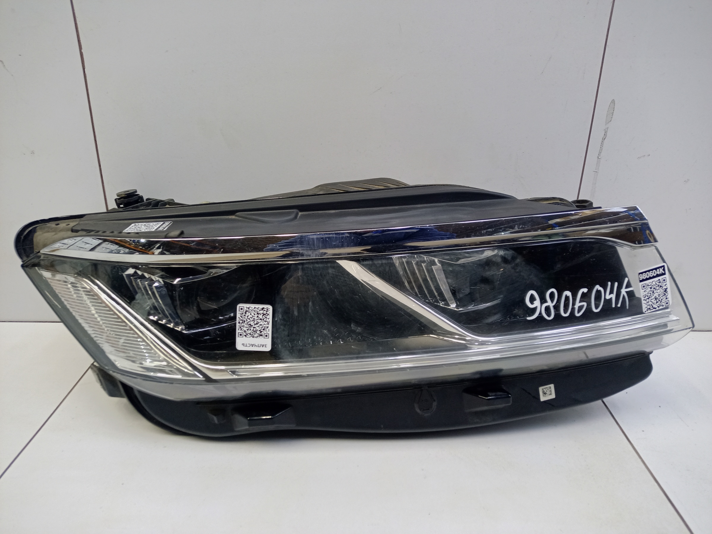 Фара передняя правая Volkswagen Touareg 3 LED