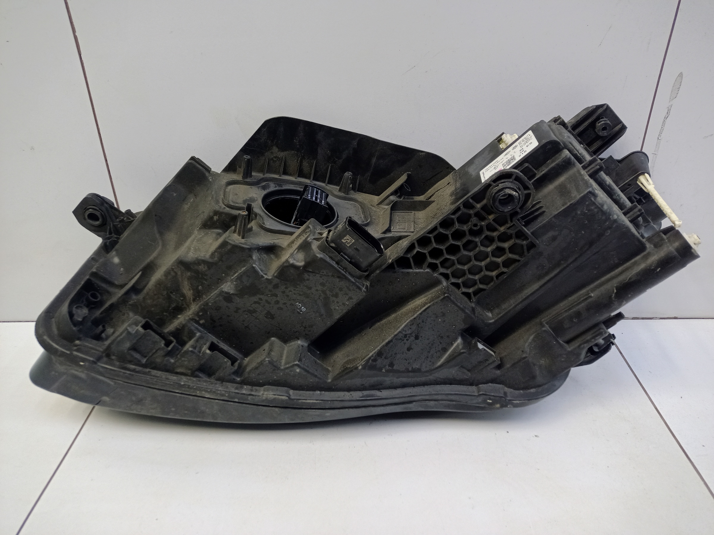 Фара передняя правая Volkswagen Touareg 3 LED