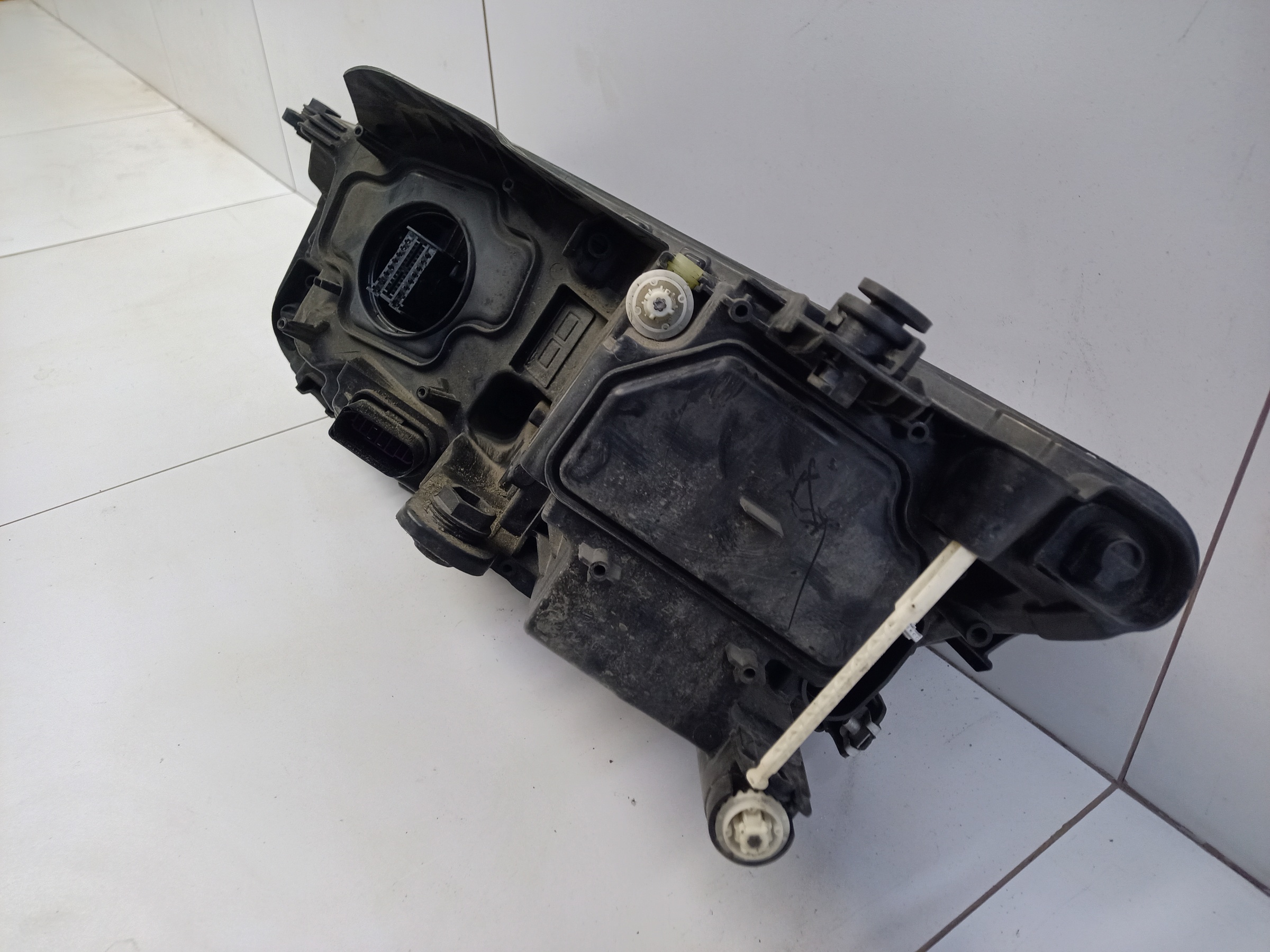 Фара передняя правая Volkswagen Touareg 3 LED