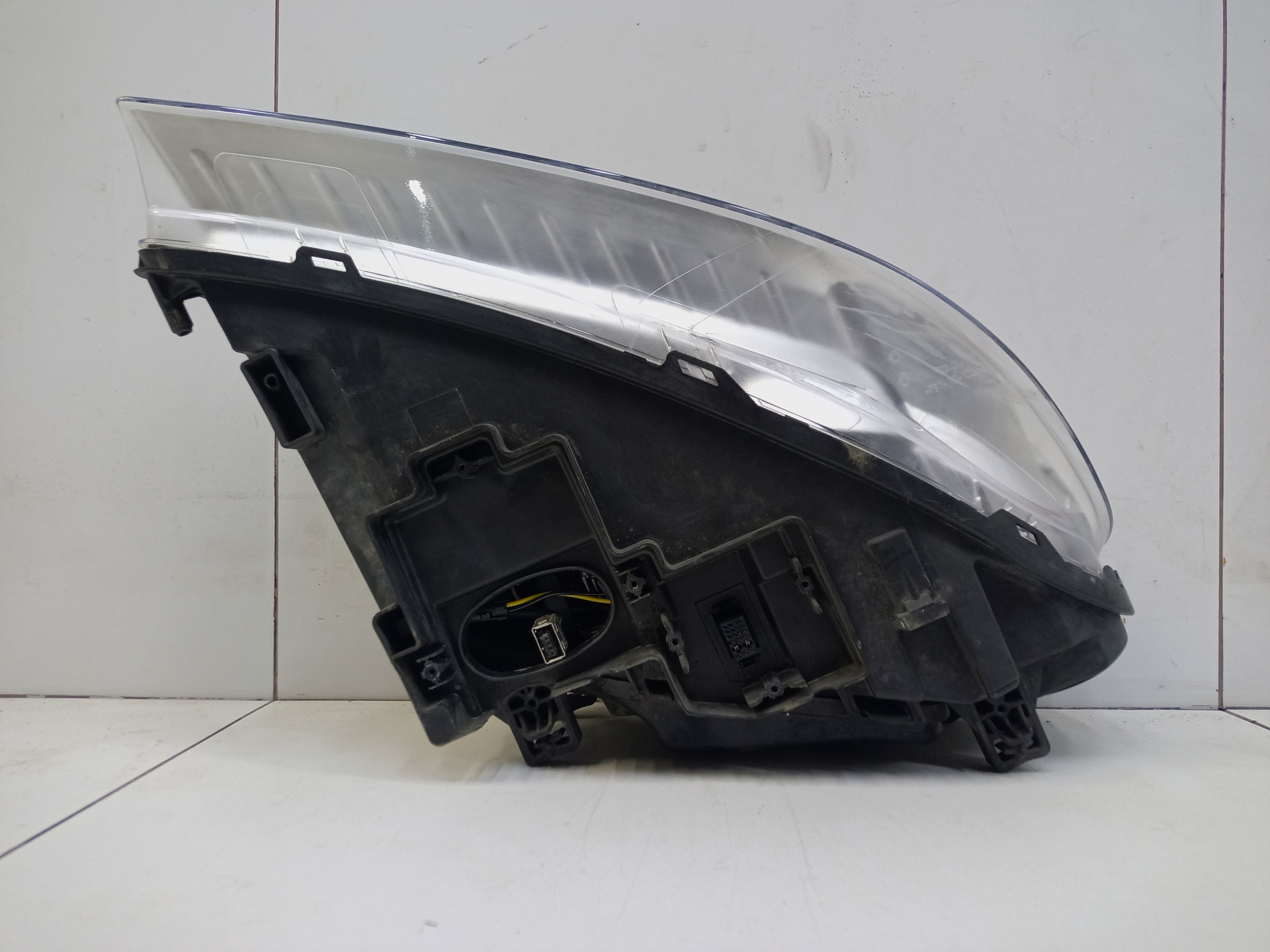 Фара передняя левая Volvo XC70 2 Restail ксенон