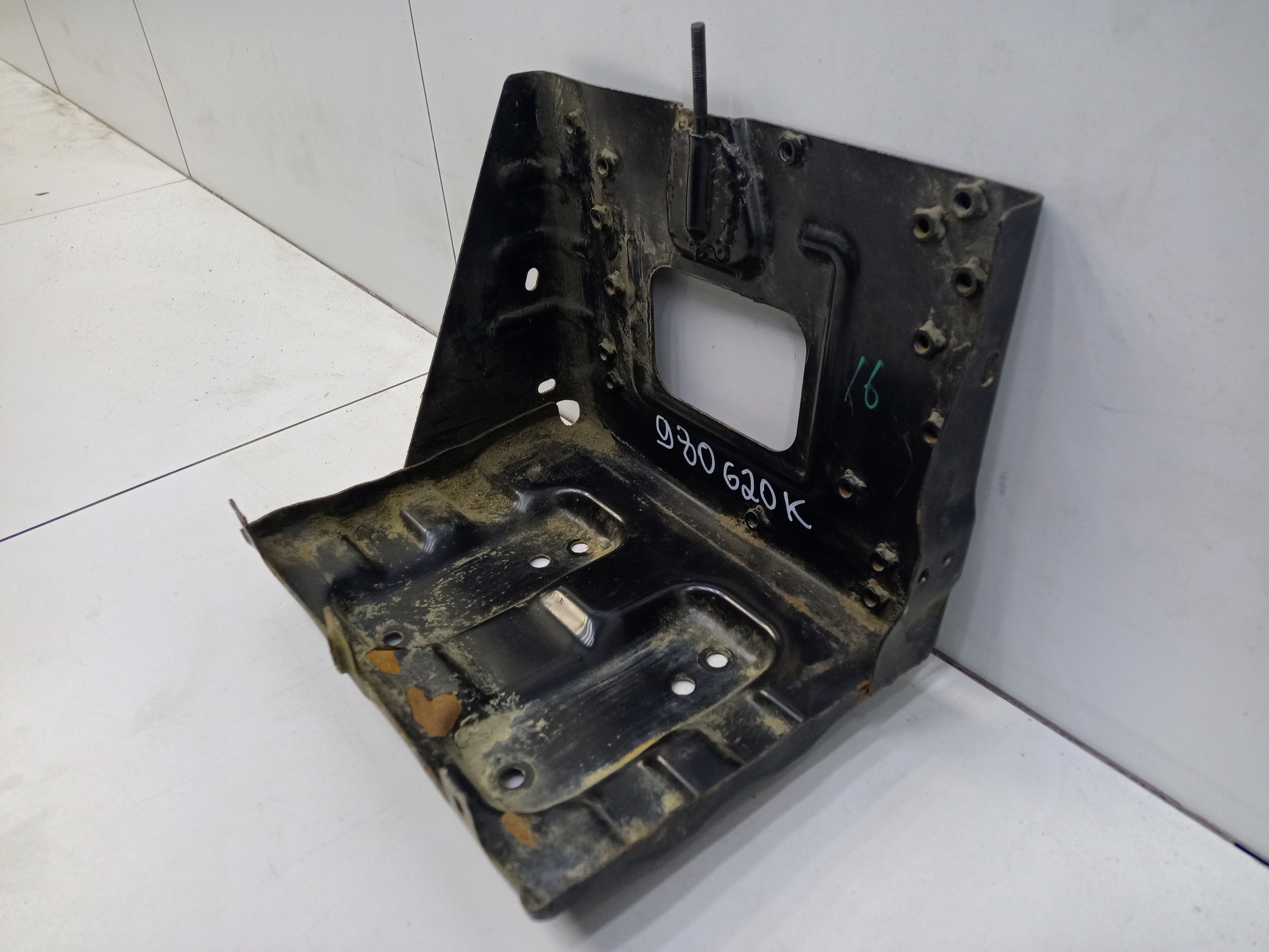 Площадка крепления АКБ Москвич 3