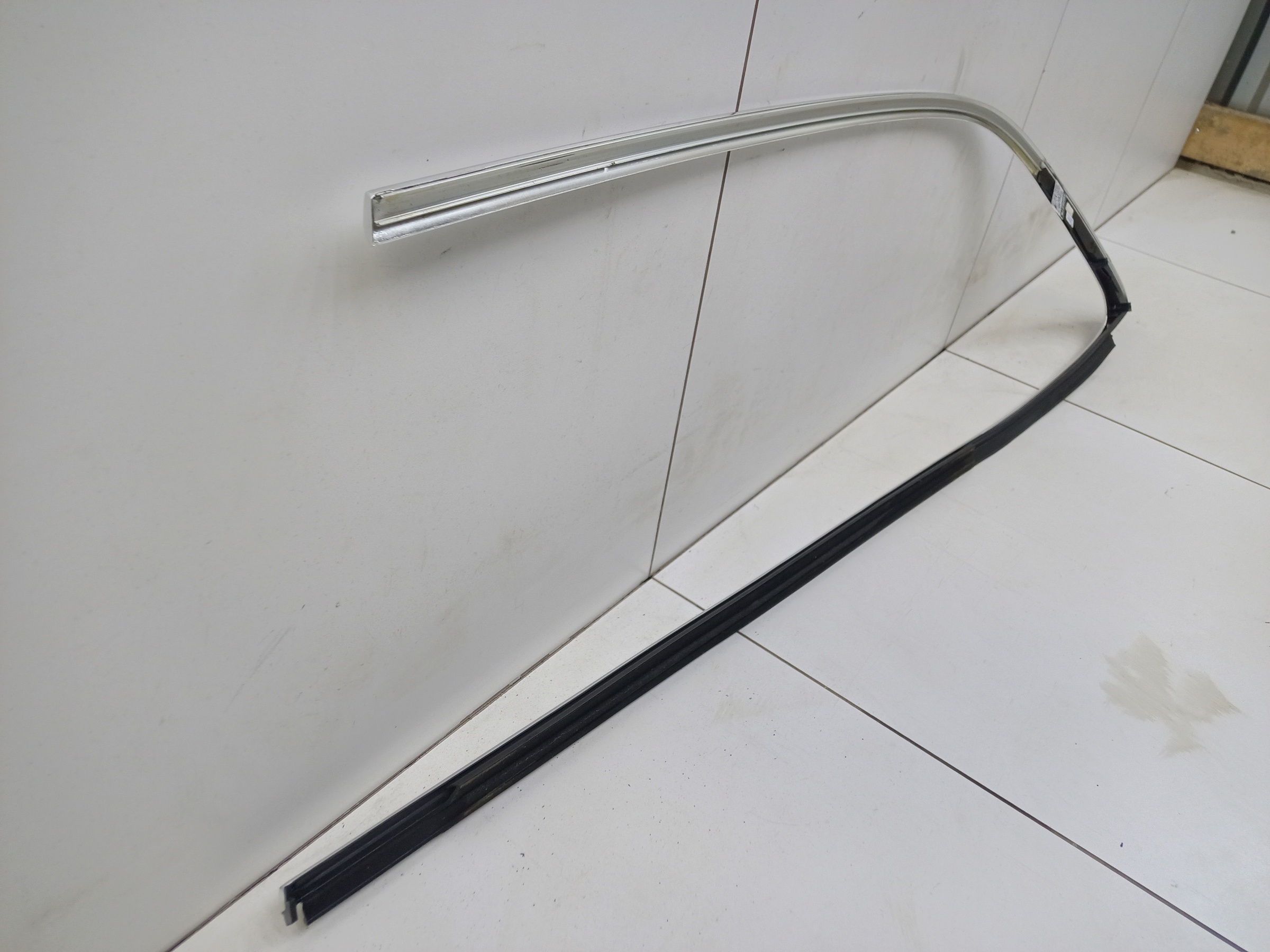 Молдинг двери задней правой Bentley Flying Spur 2