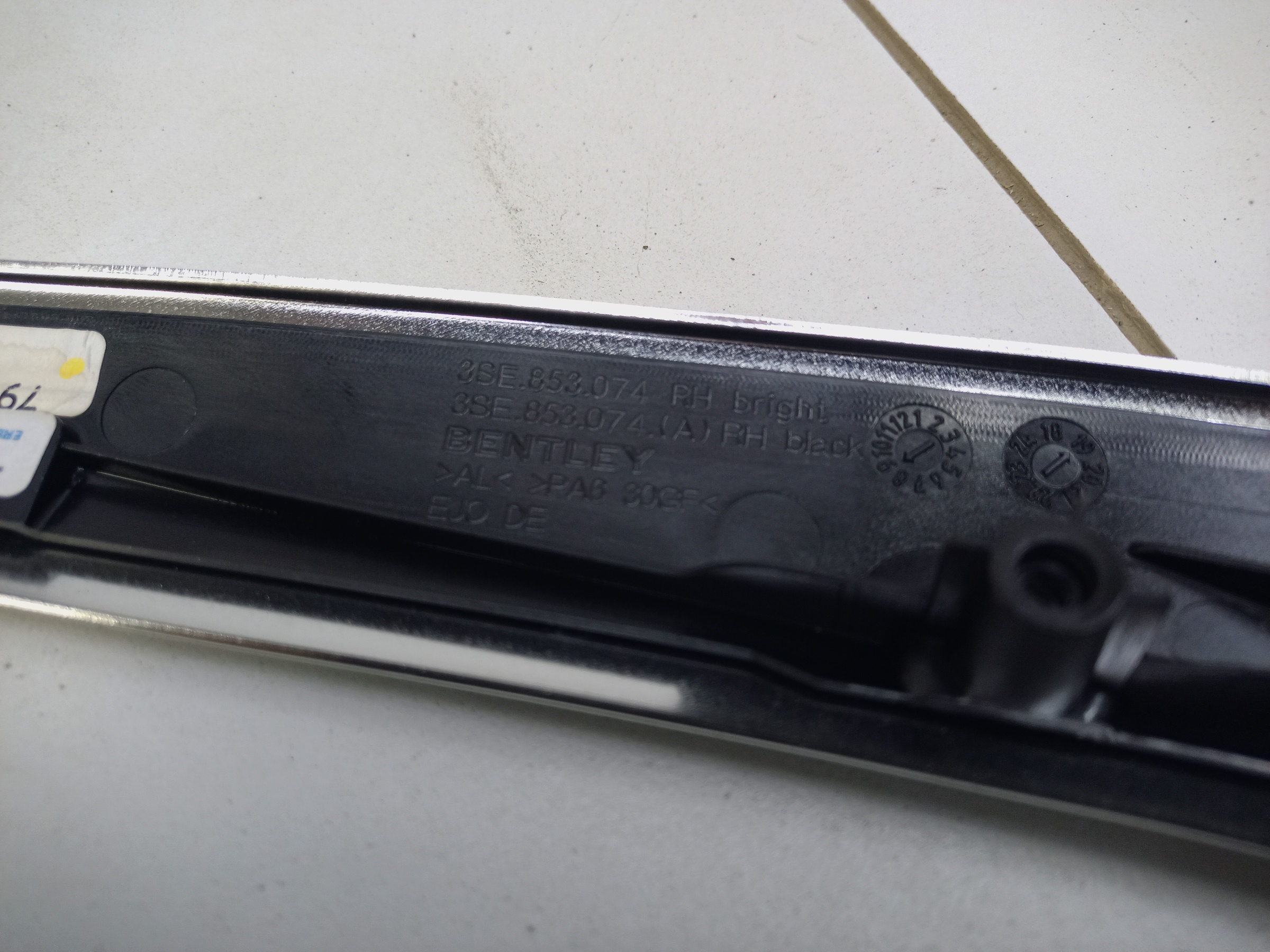 Молдинг двери задней правой Bentley Flying Spur 2