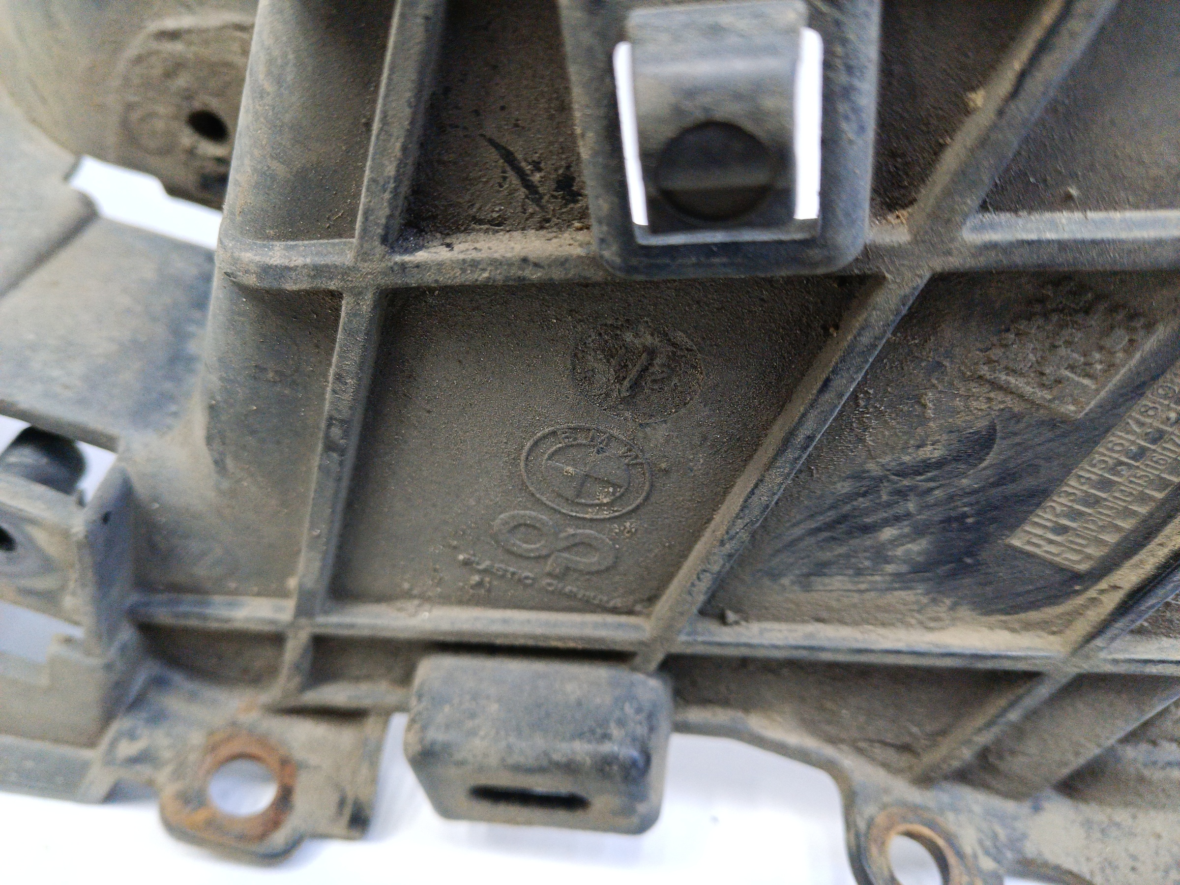 Кронштейн насадки глушителя правой BMW X7 G07