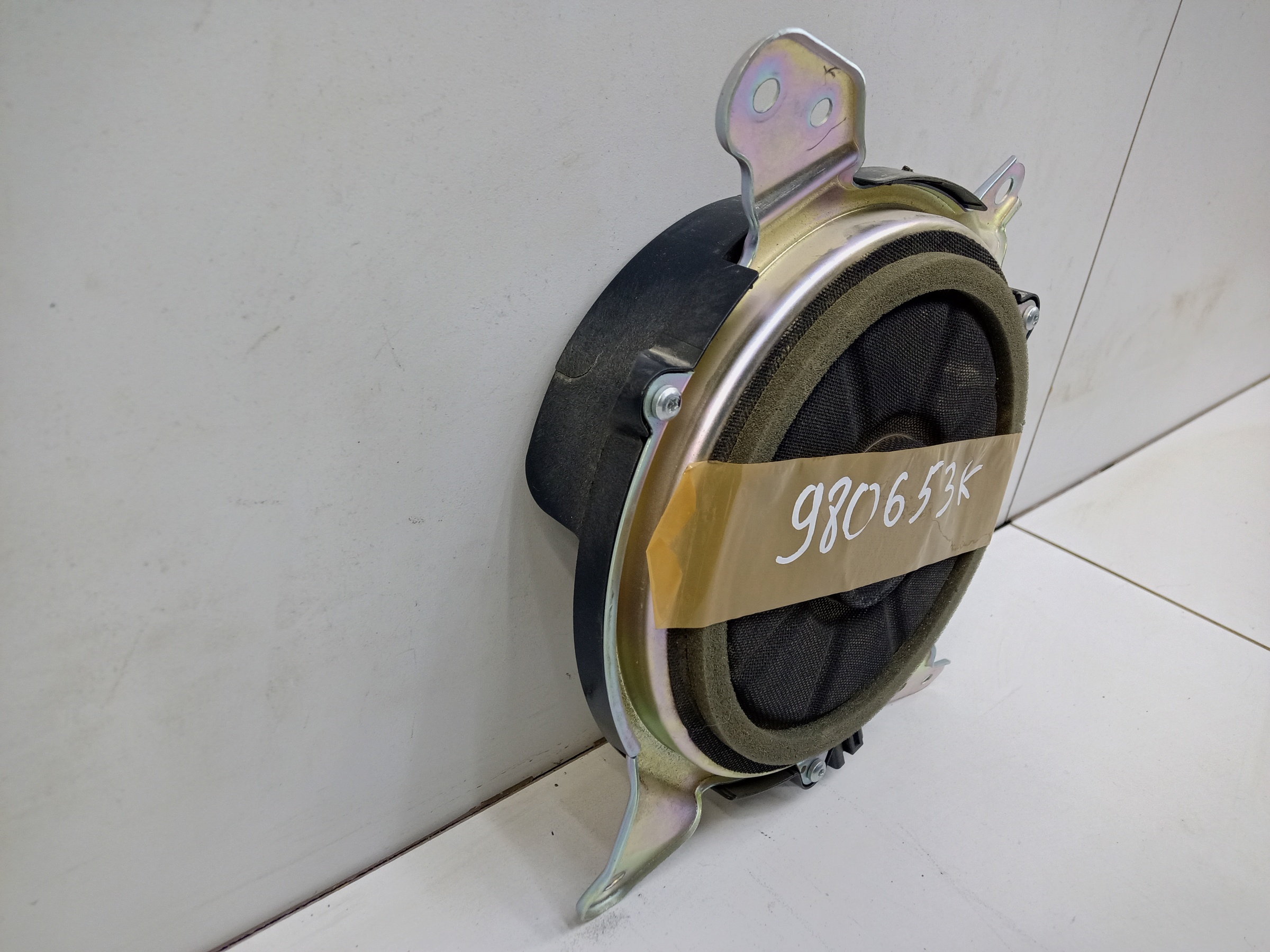 Сабвуфер в крышку багажника Toyota Highlander 3