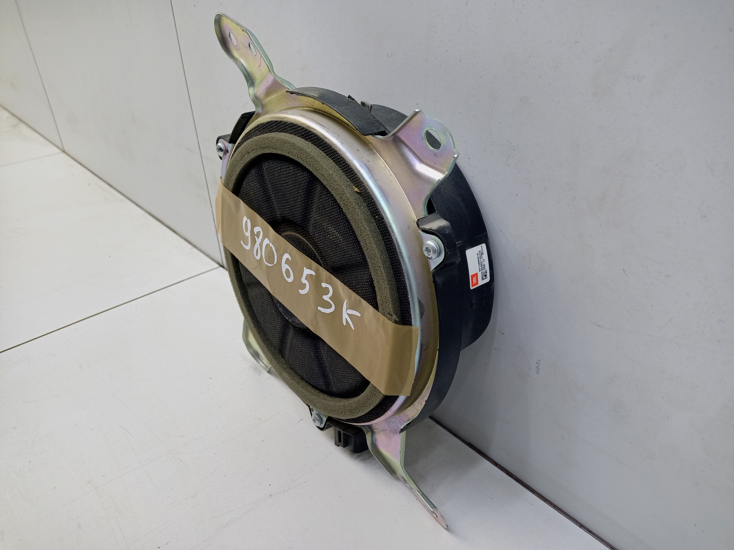 Сабвуфер в крышку багажника Toyota Highlander 3