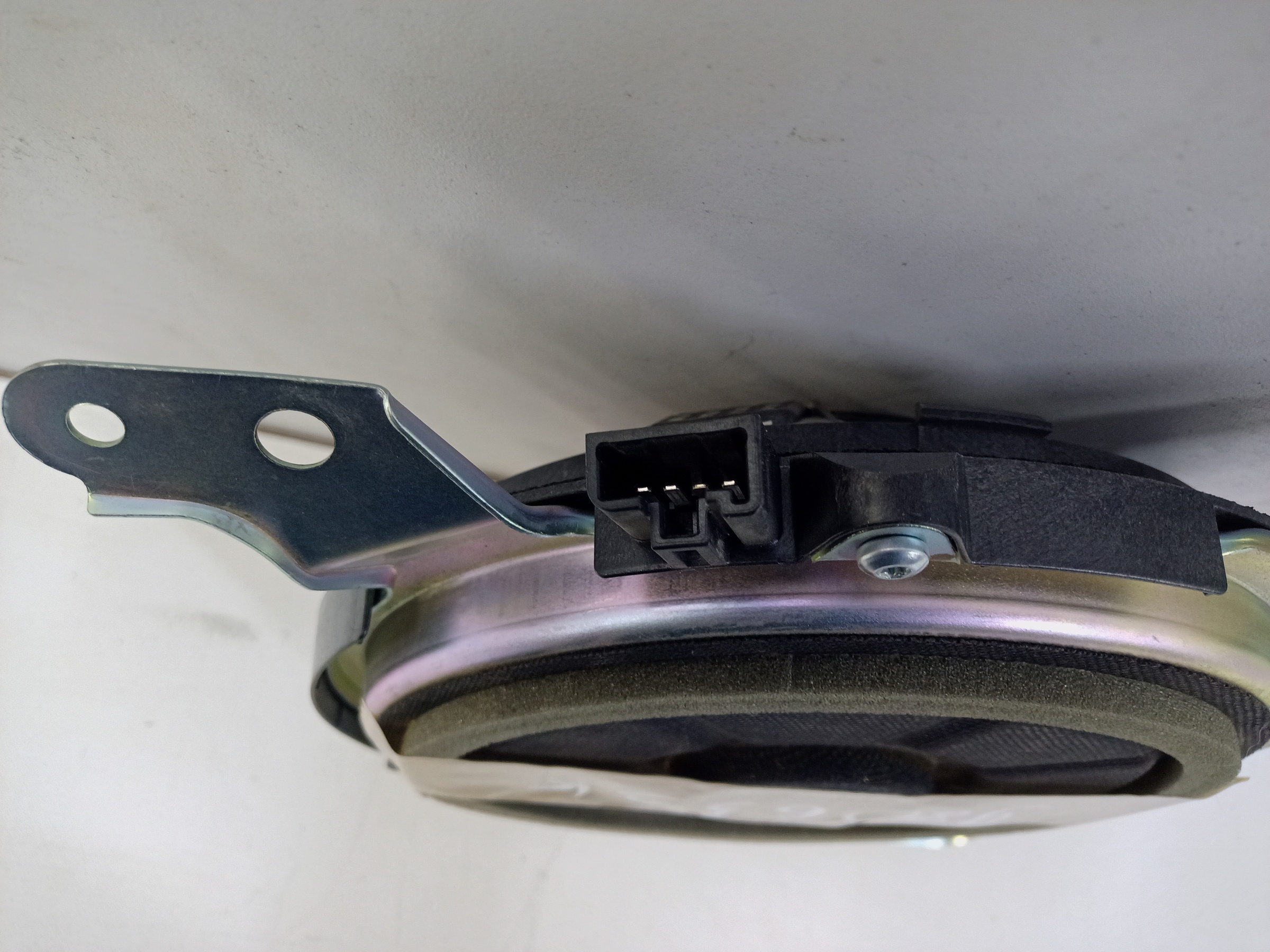 Сабвуфер в крышку багажника Toyota Highlander 3