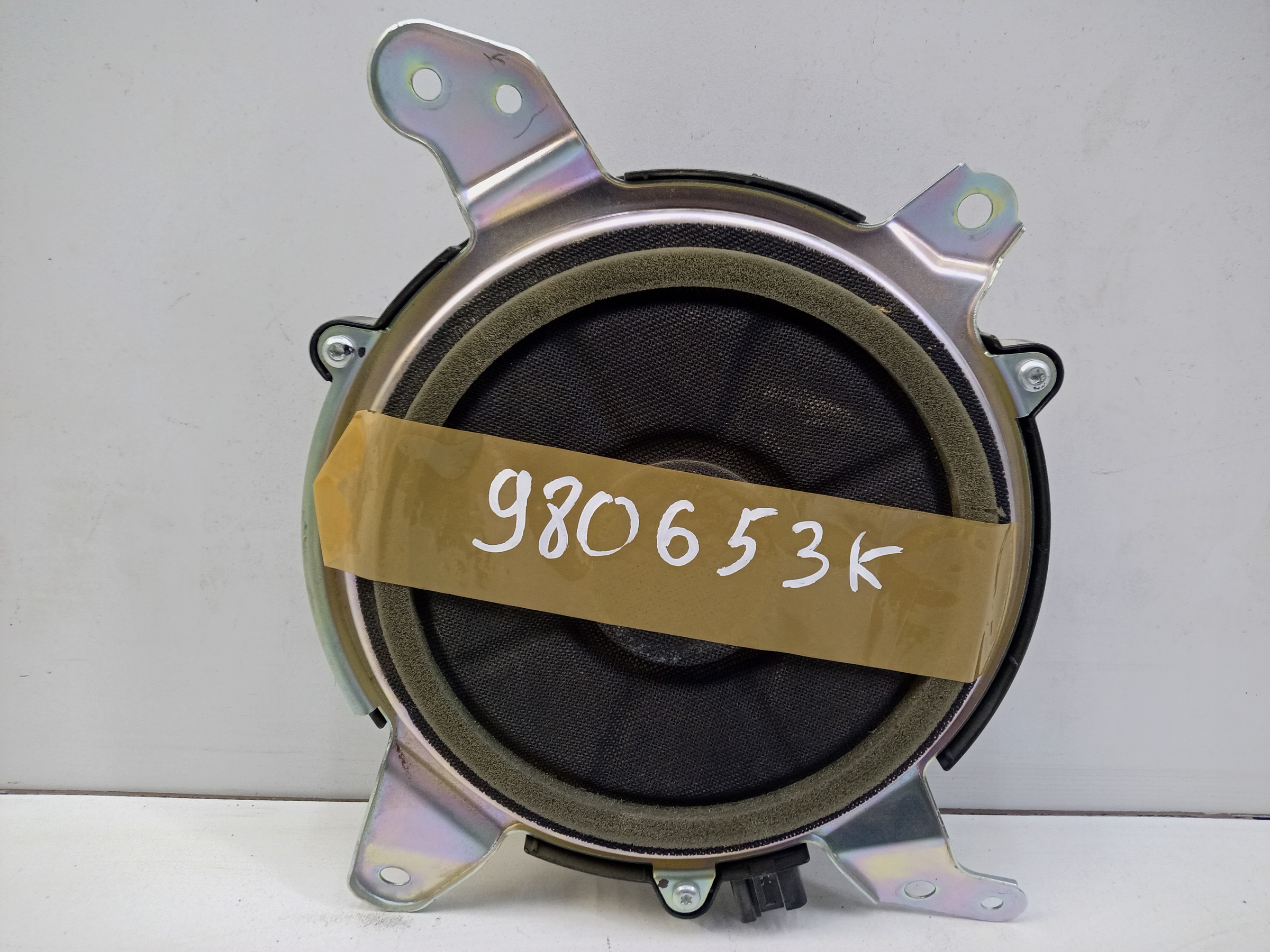 Сабвуфер в крышку багажника Toyota Highlander 3