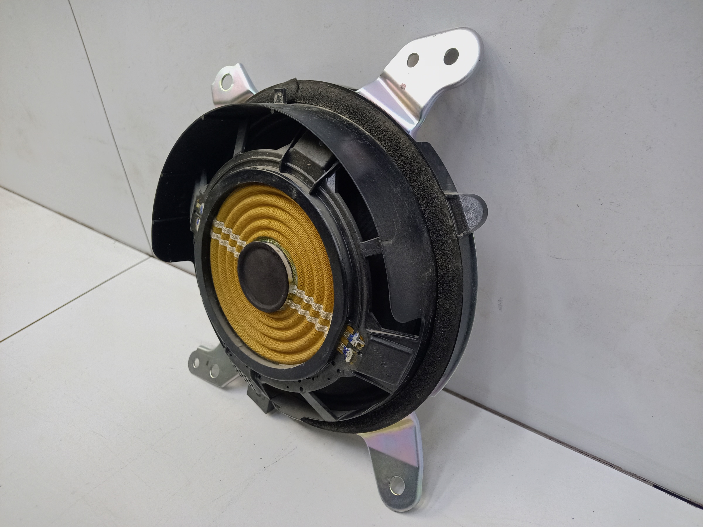 Сабвуфер в крышку багажника Toyota Highlander 3