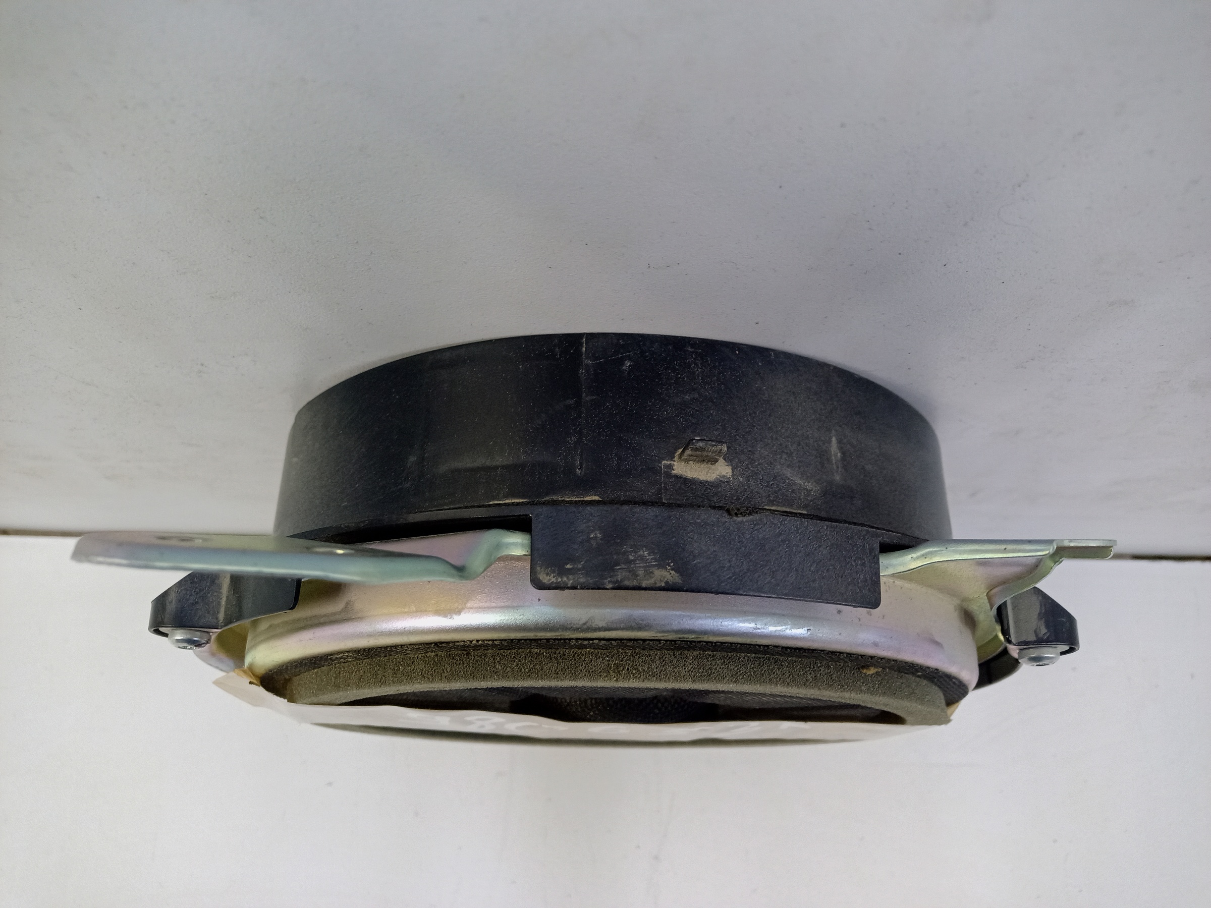 Сабвуфер в крышку багажника Toyota Highlander 3