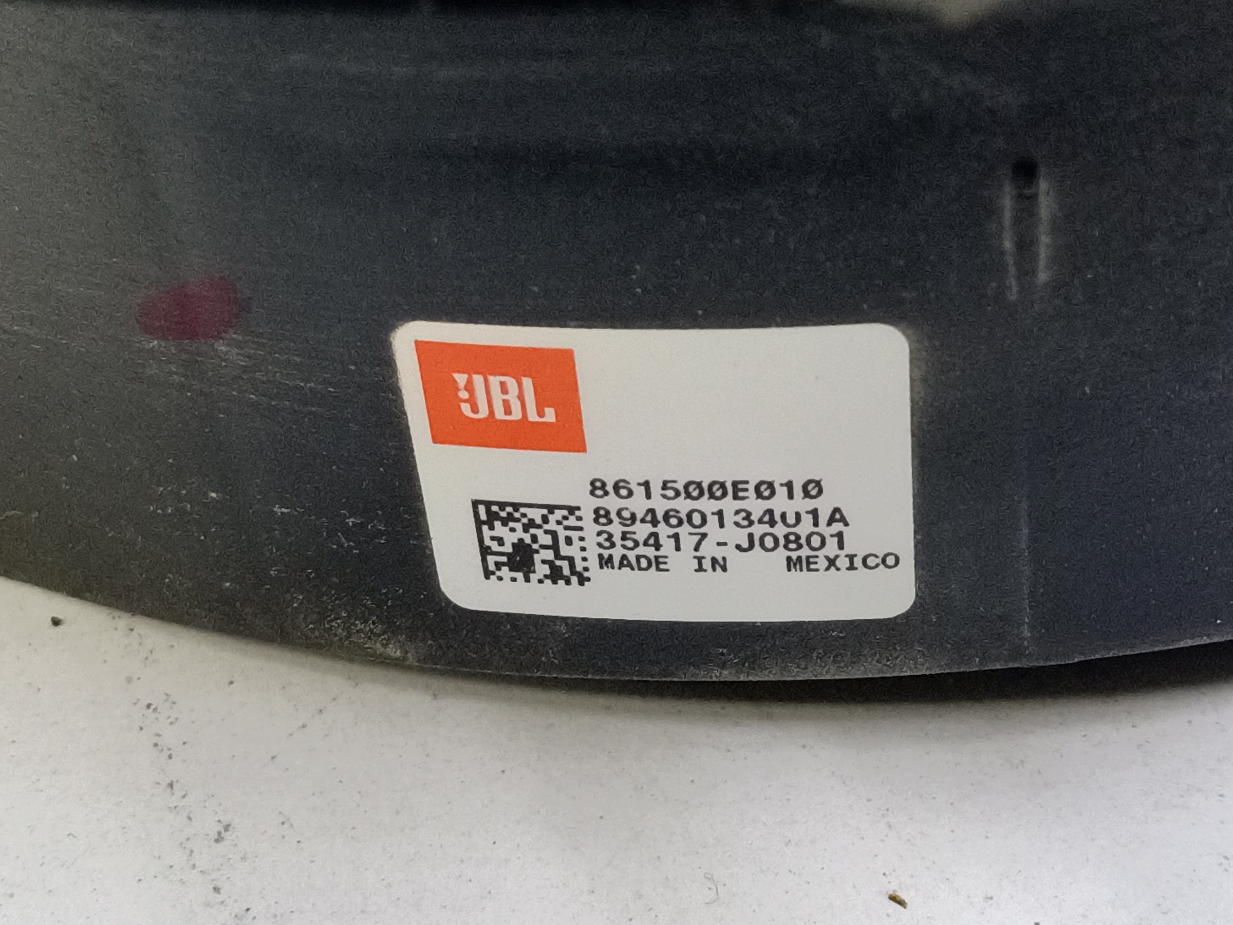 Сабвуфер в крышку багажника Toyota Highlander 3