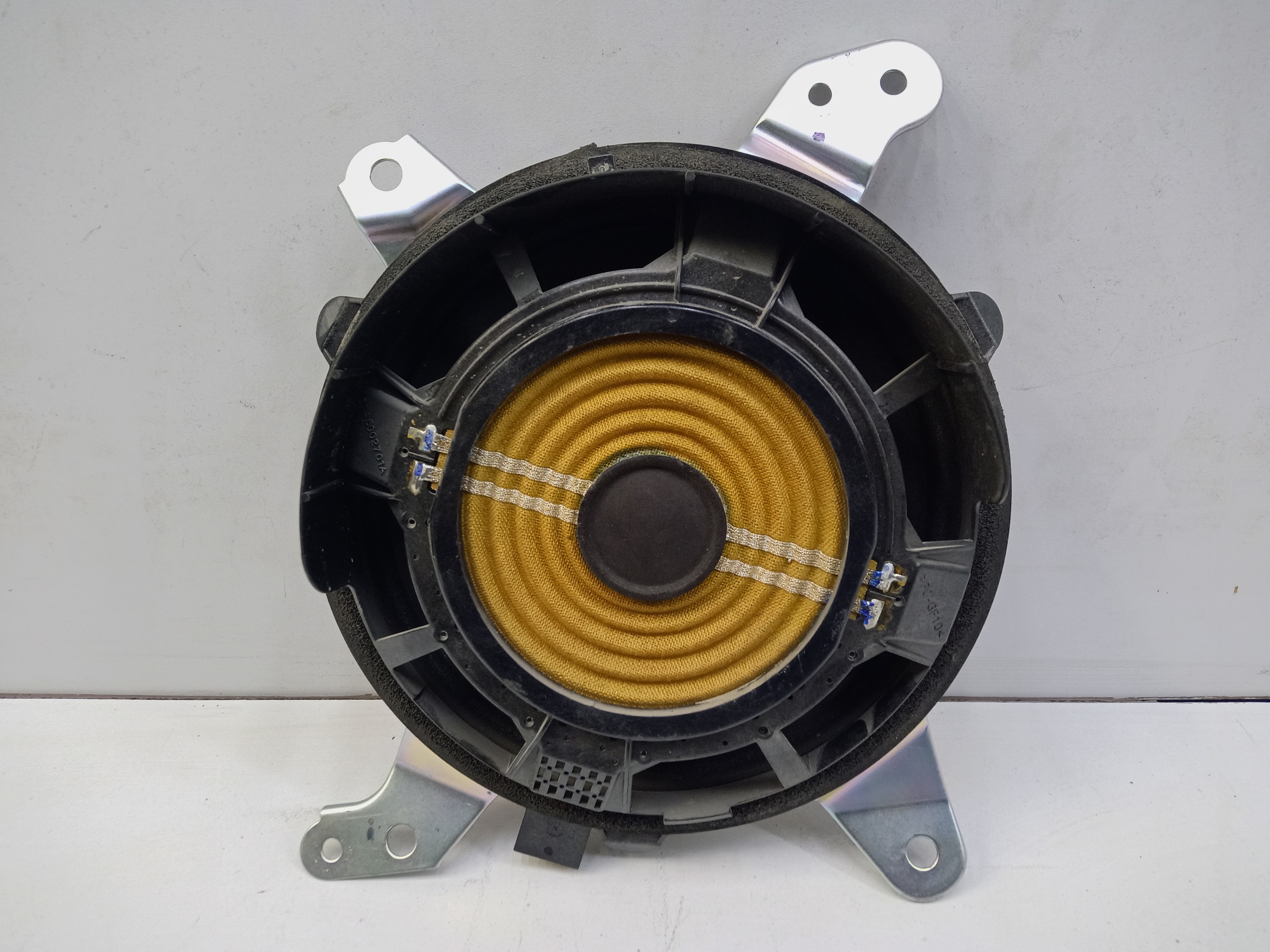 Сабвуфер в крышку багажника Toyota Highlander 3