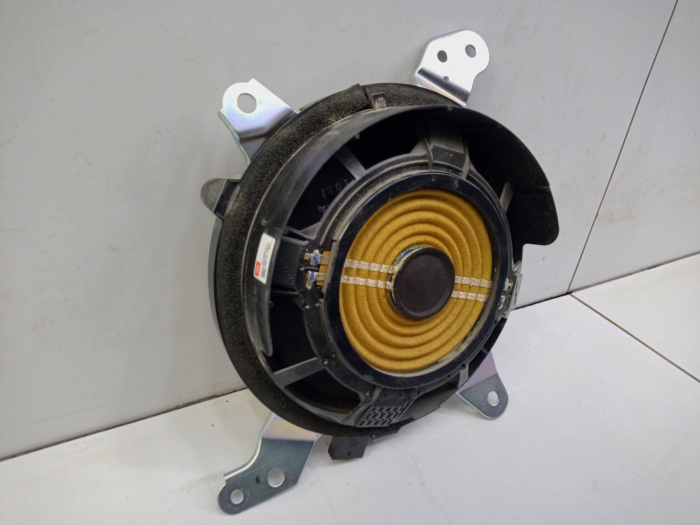 Сабвуфер в крышку багажника Toyota Highlander 3