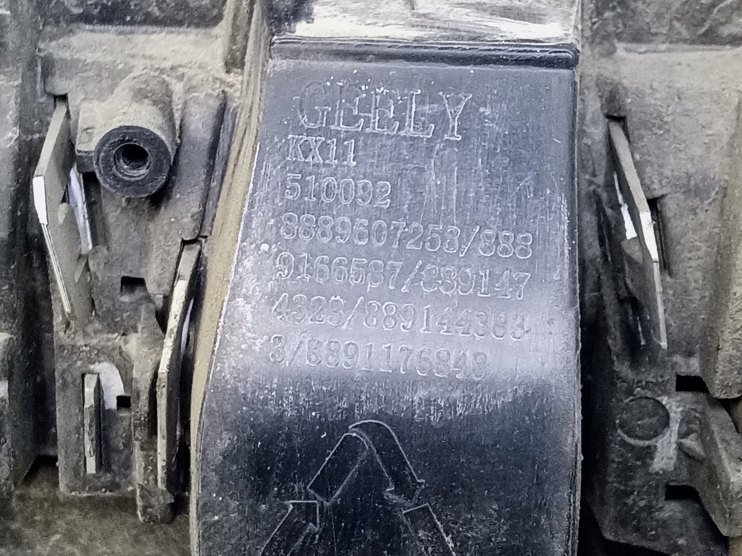 Решетка радиатора Geely Monjaro