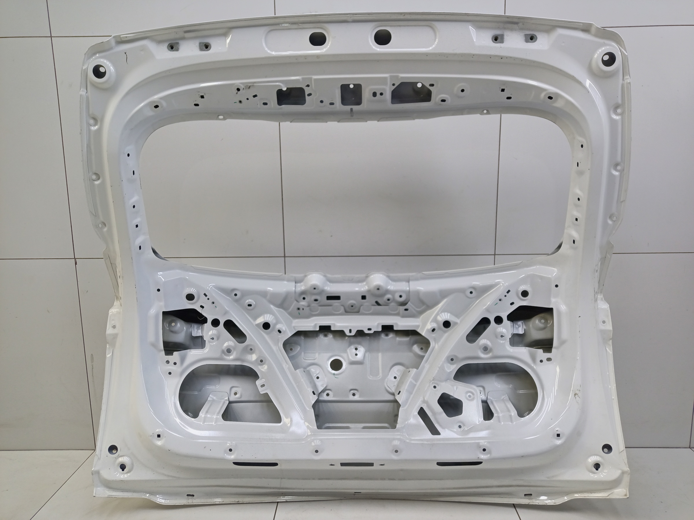 Крышка багажника Geely Coolray Restail