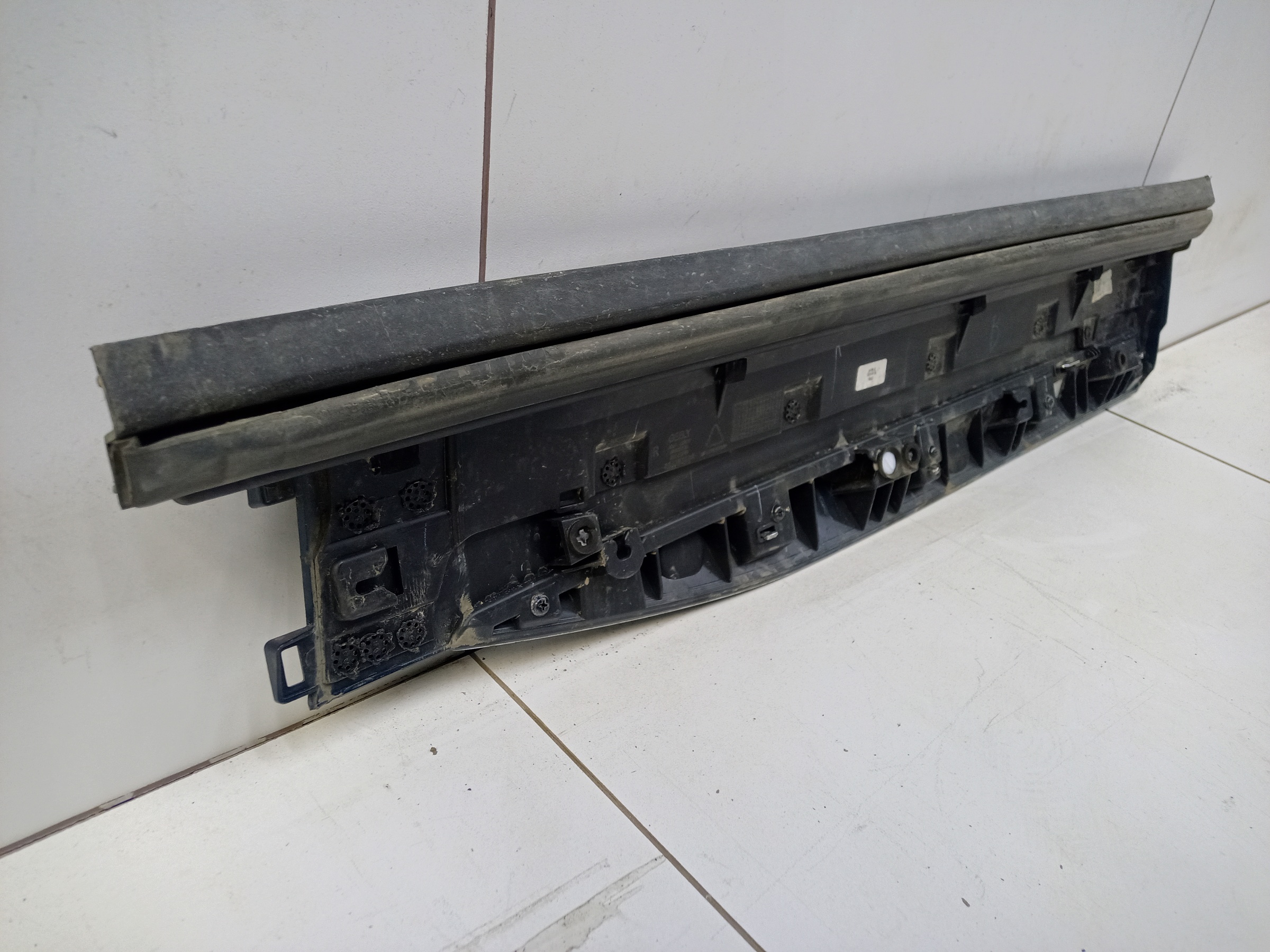 Накладка двери задней правой Geely Monjaro