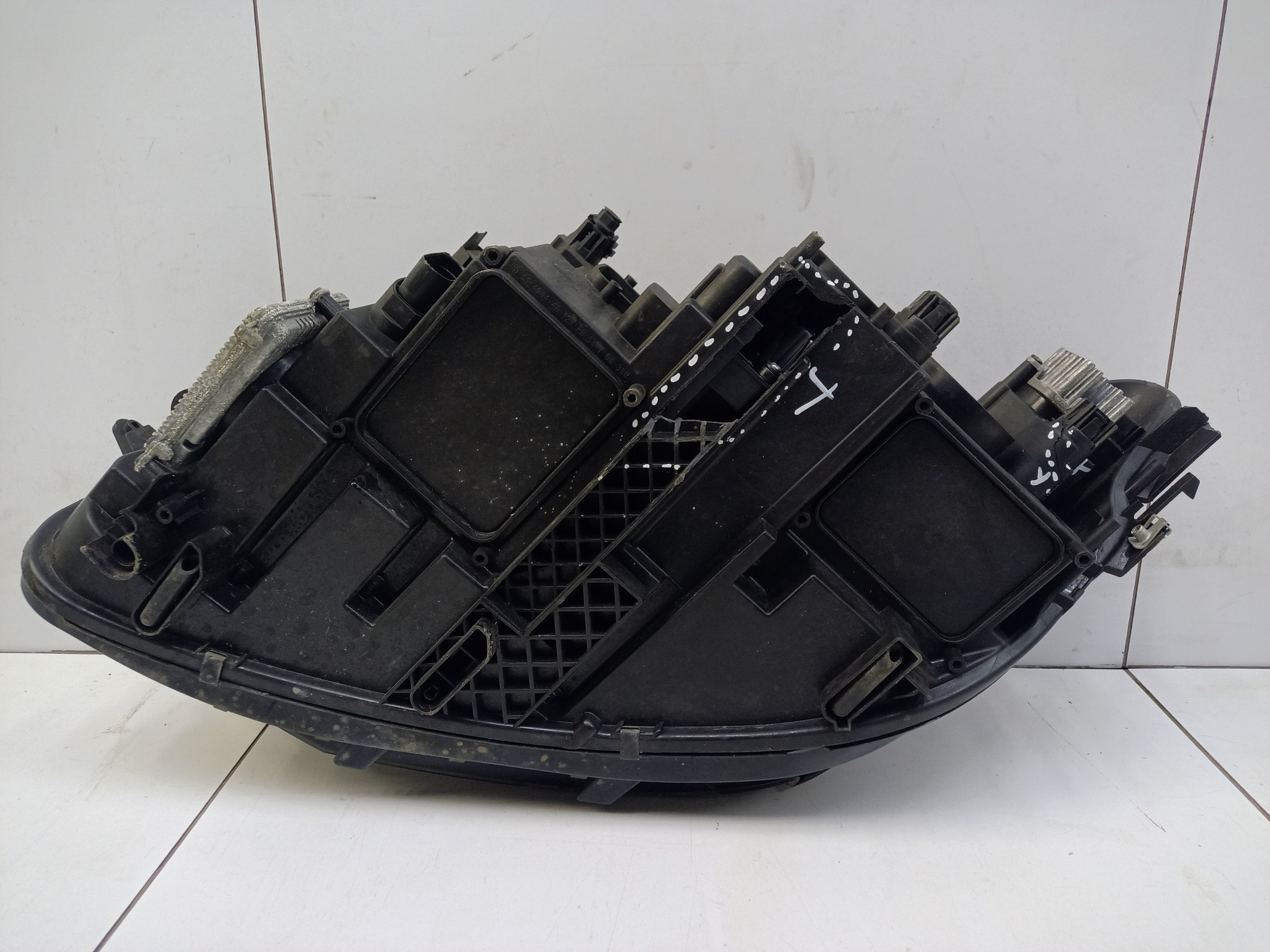 Фара передняя правая Volkswagen Tiguan 2 Restail LED