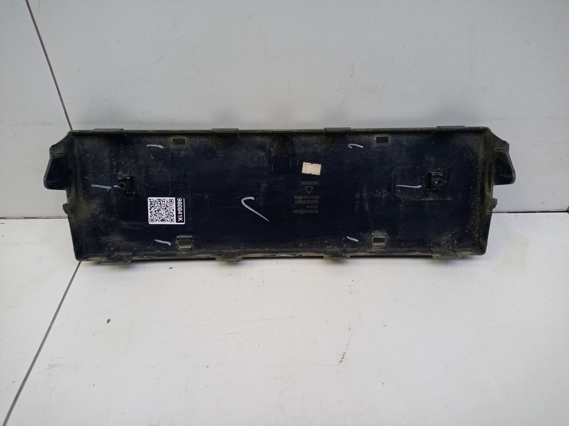 Накладка переднего бампера под номерной знак Changan CS55Plus Restail