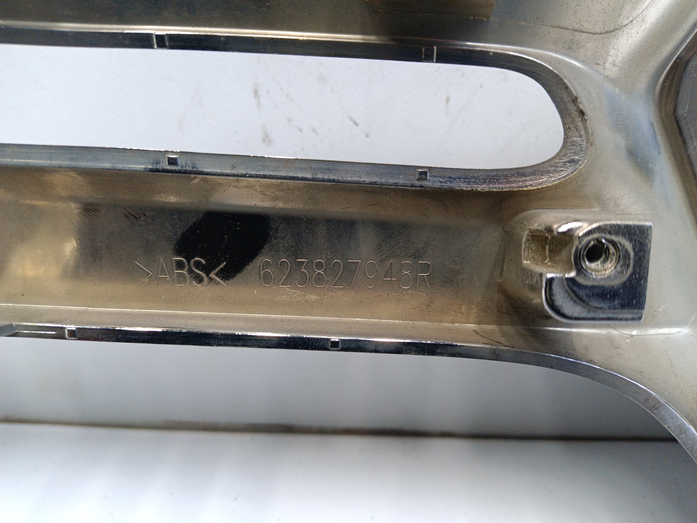 Накладка решетки радиатора Renault Duster 1 Restail