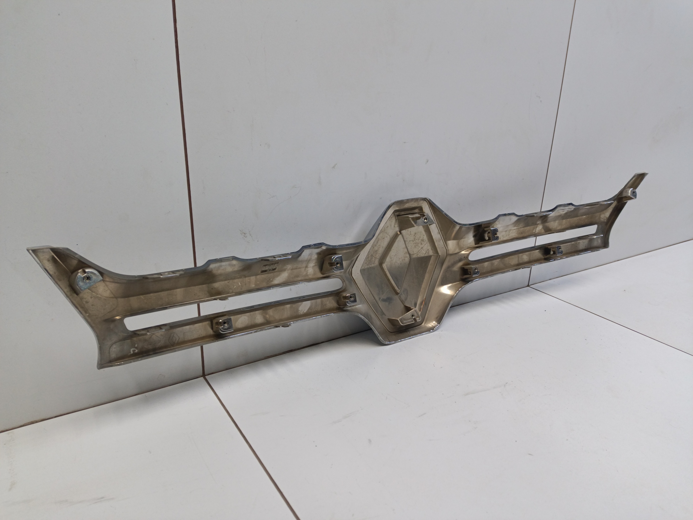 Накладка решетки радиатора Renault Duster 1 Restail