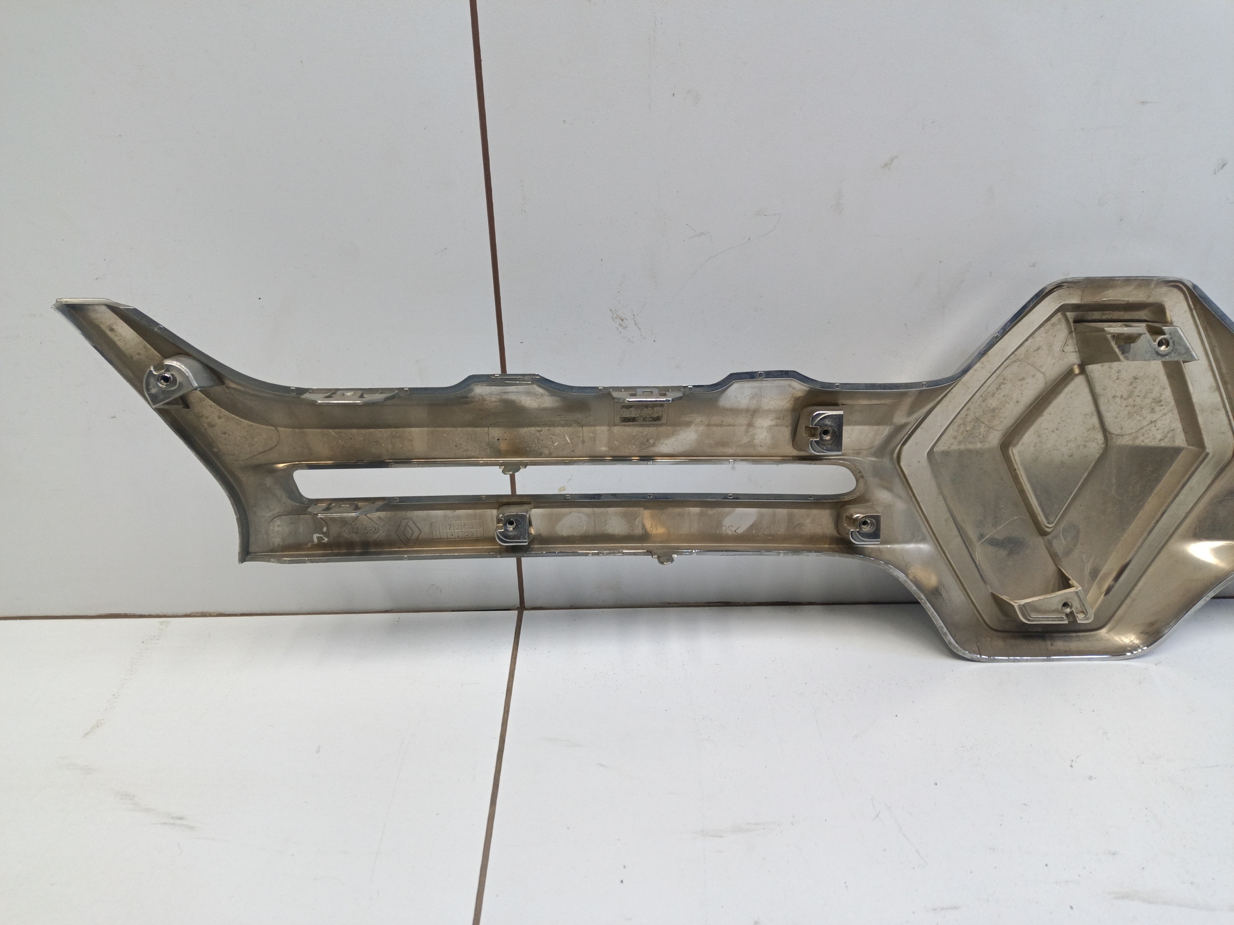 Накладка решетки радиатора Renault Duster 1 Restail