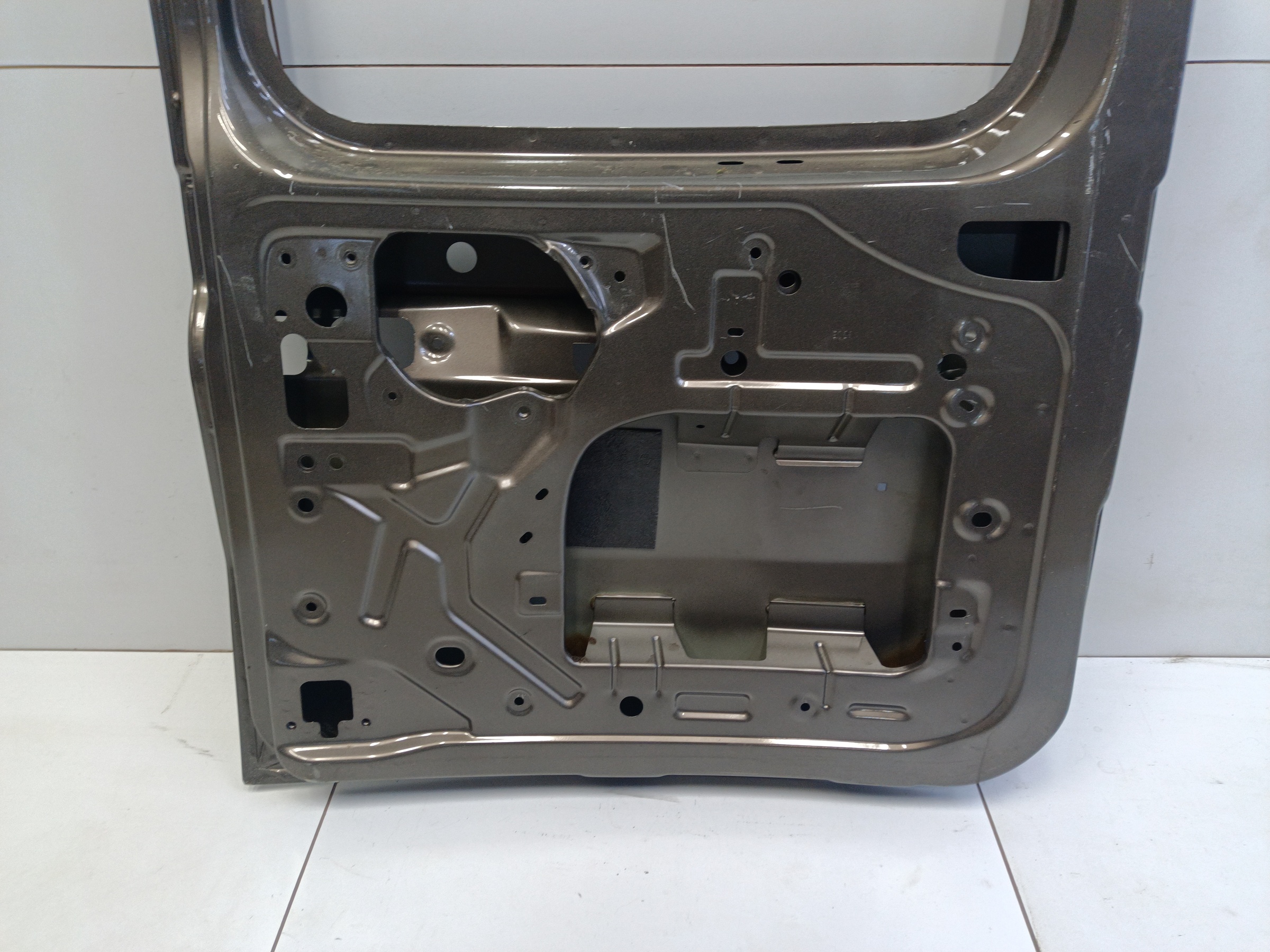 Дверь задняя левая распашная Lada Largus под стекло