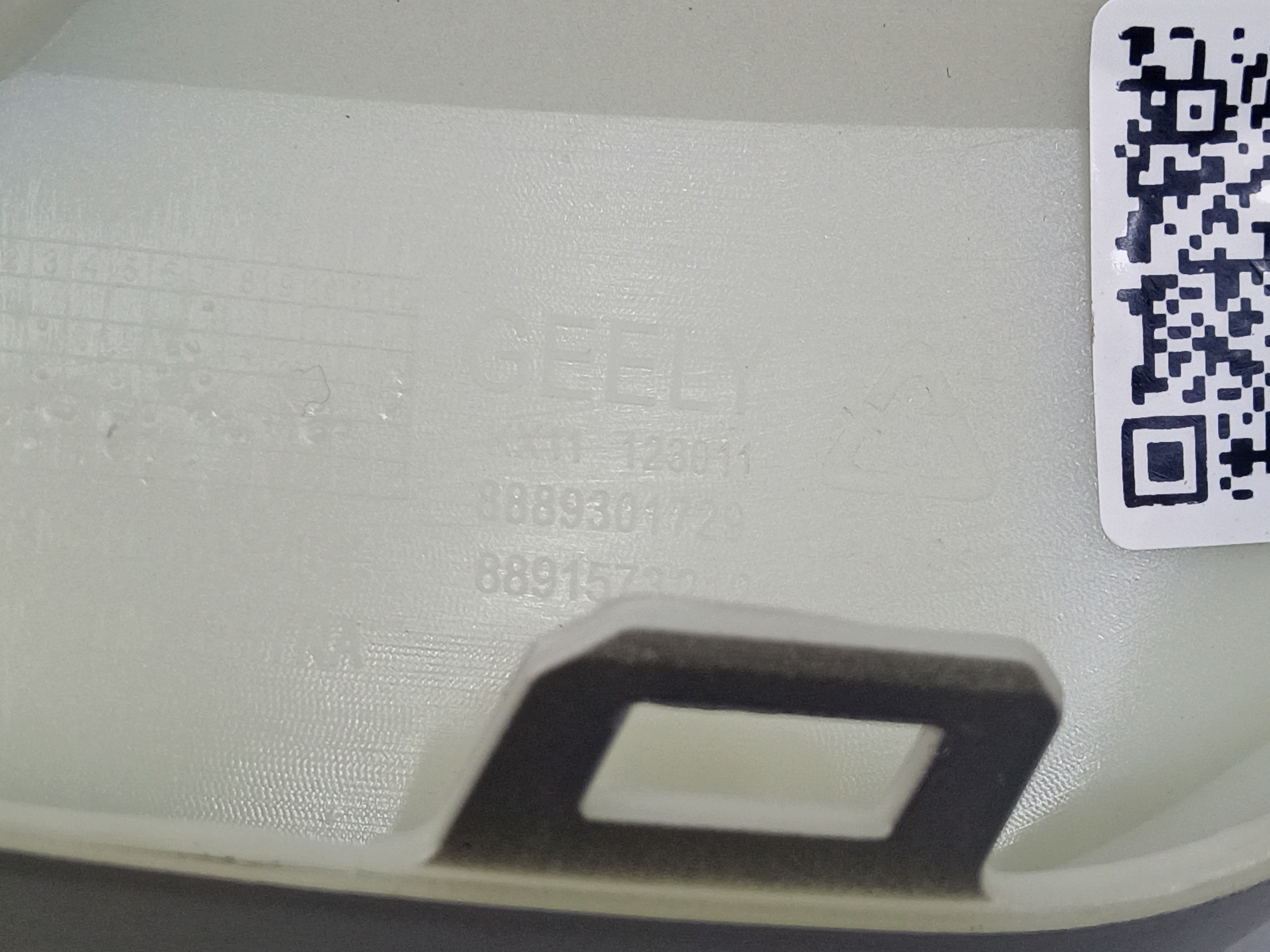 Накладка переднего бампера правая Geely Monjaro серая матовая