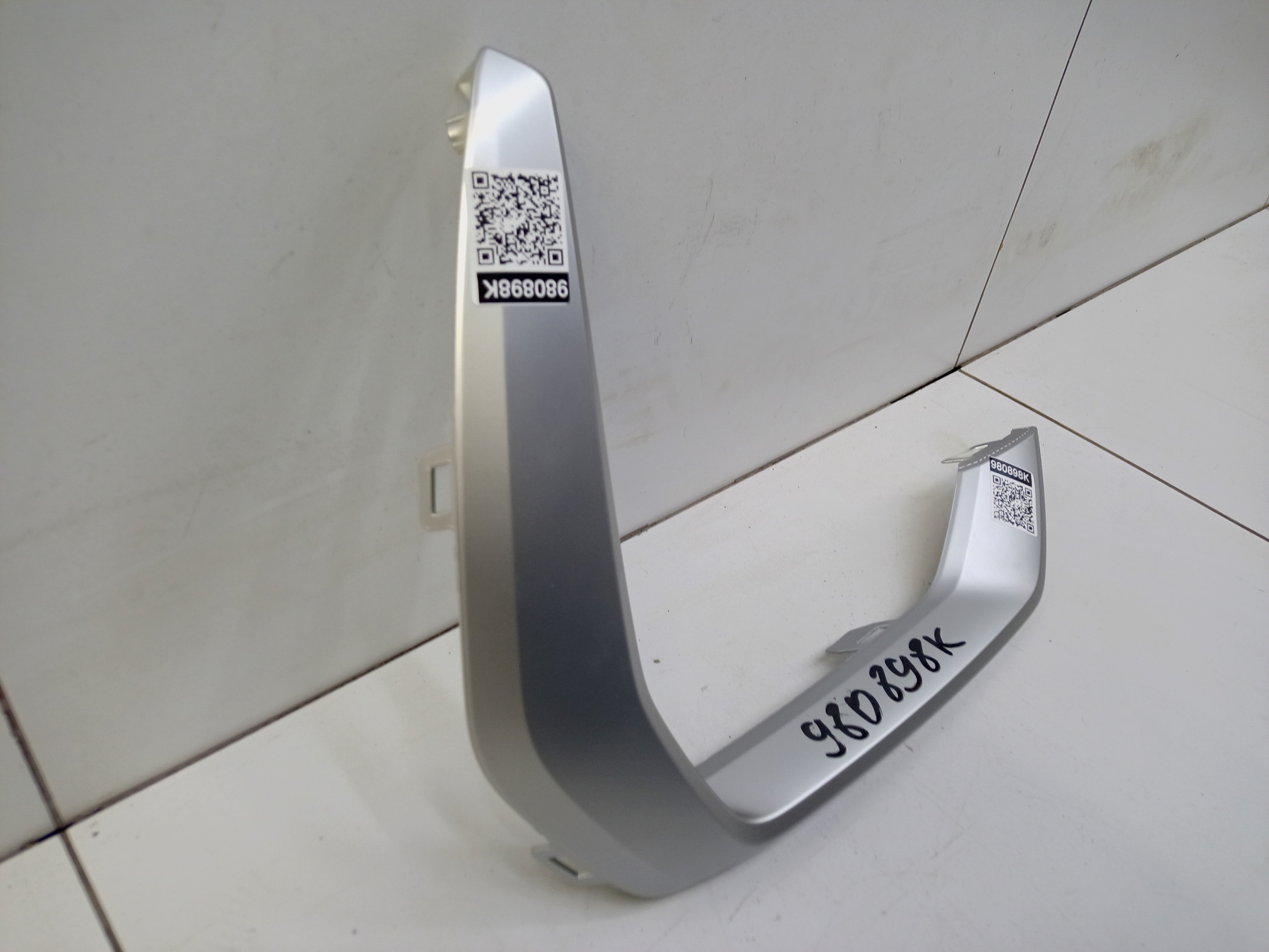 Накладка переднего бампера правая Geely Monjaro серая матовая